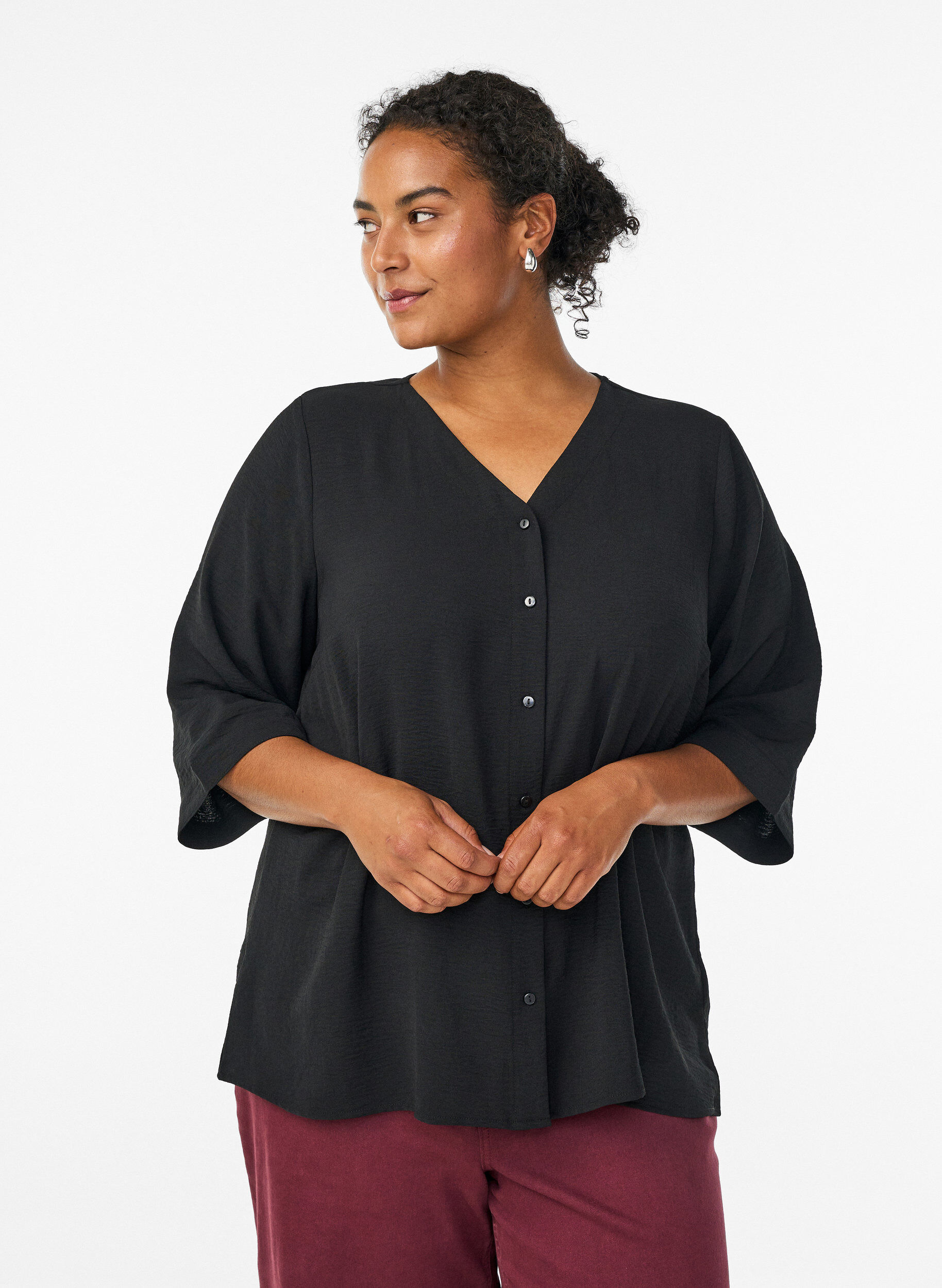 Skjortebluse med V-udsk&aelig;ring og 3/4-&aelig;rmer, Sort, Model