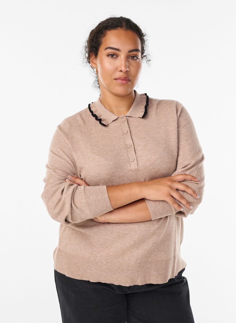 Strikbluse med flæsedekoreret polokrave, Beige, Model