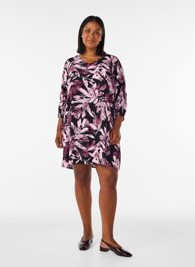Kort kjole i viskose med blomsterprint og 3/4 &aelig;rmer, Sort, Model image number 1