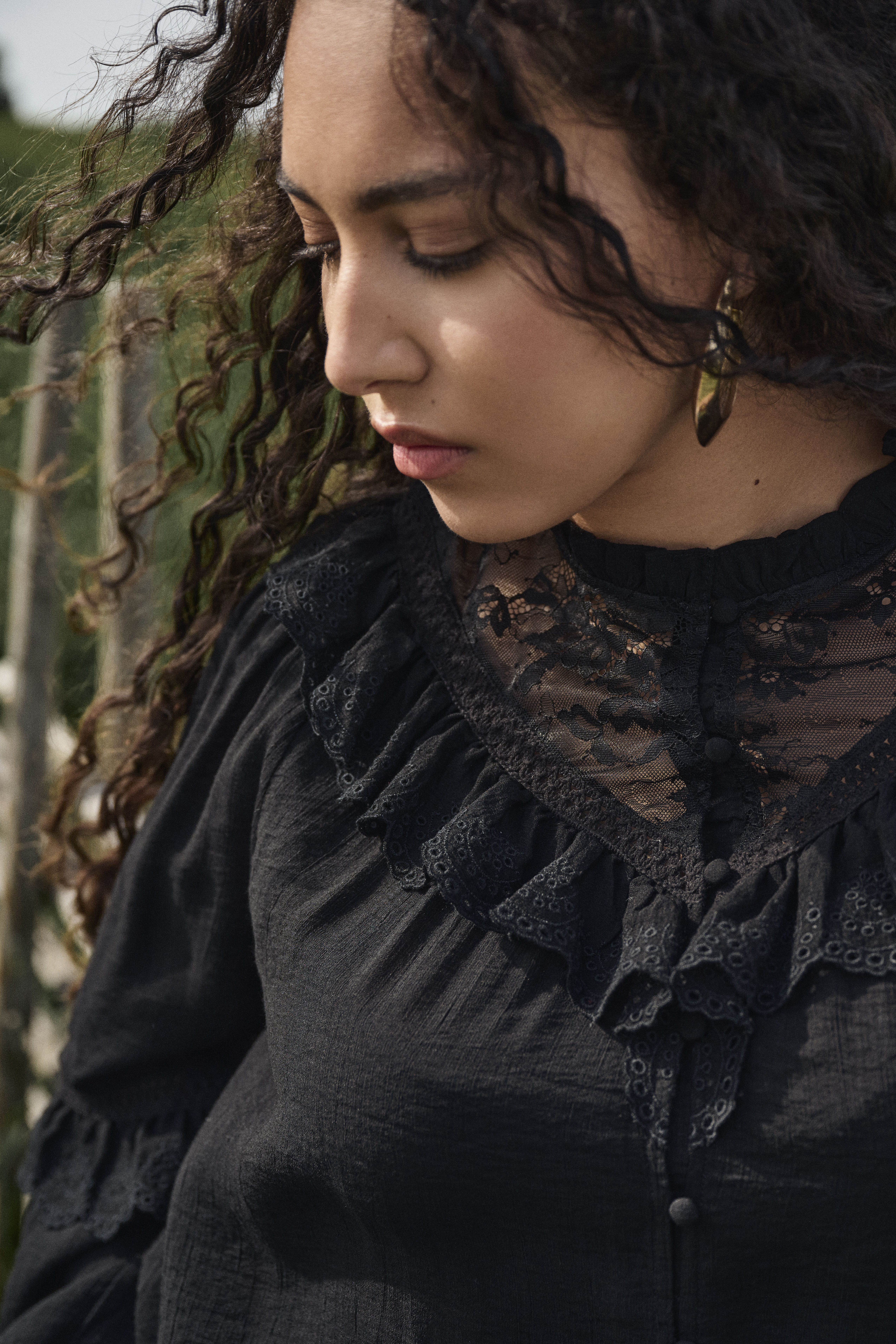 Zizzi Sort bluse med fl&aelig;ser og blonde, , Model