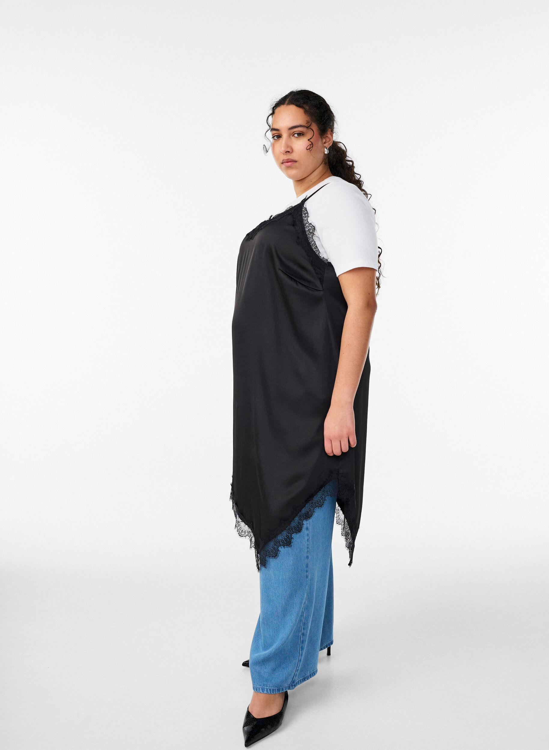 Zizzi Kjole i satinlook med blondekanter, Sort, Model image number 2