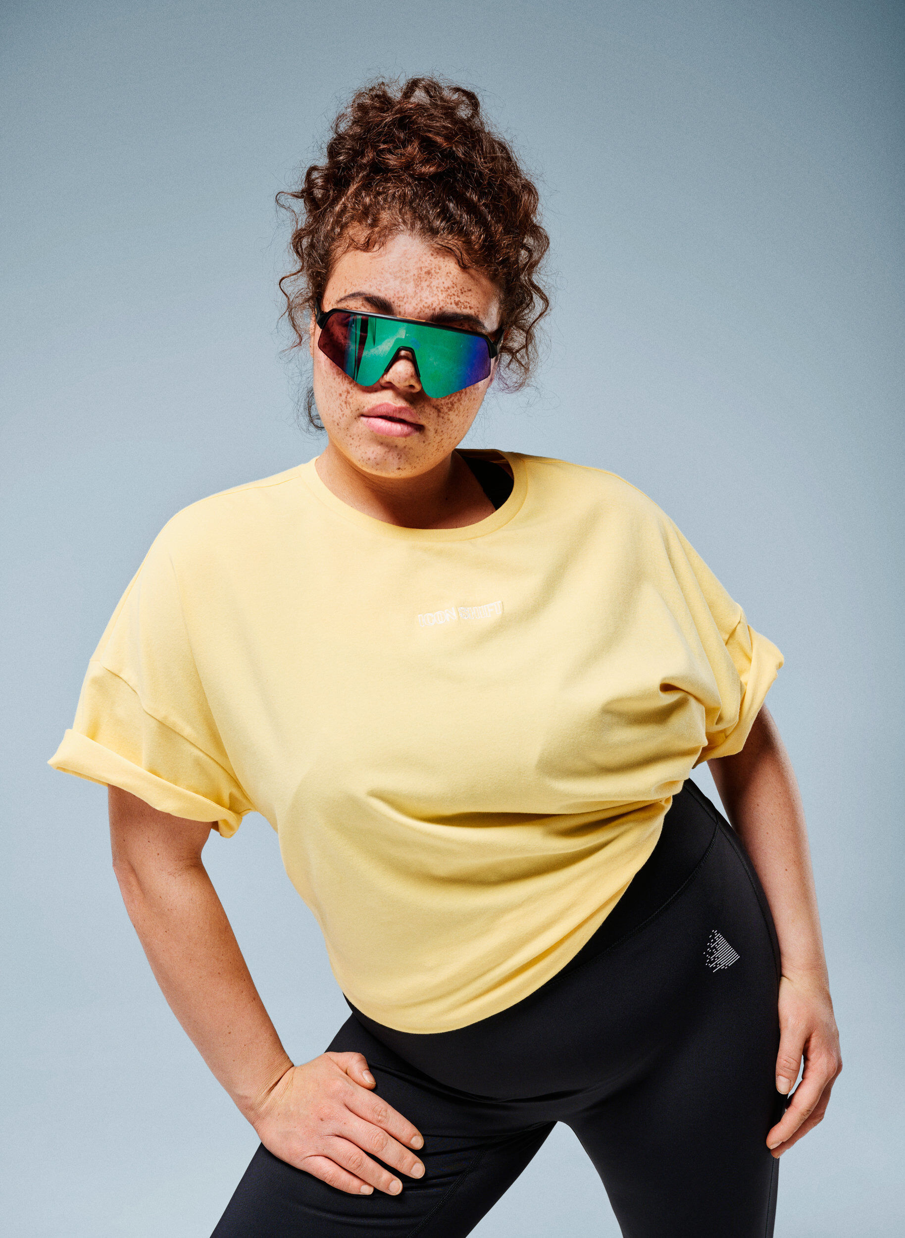 Zizzi T-shirt i &oslash;kologisk bomuld med lille frontmotiv, Gul, Image image number 0