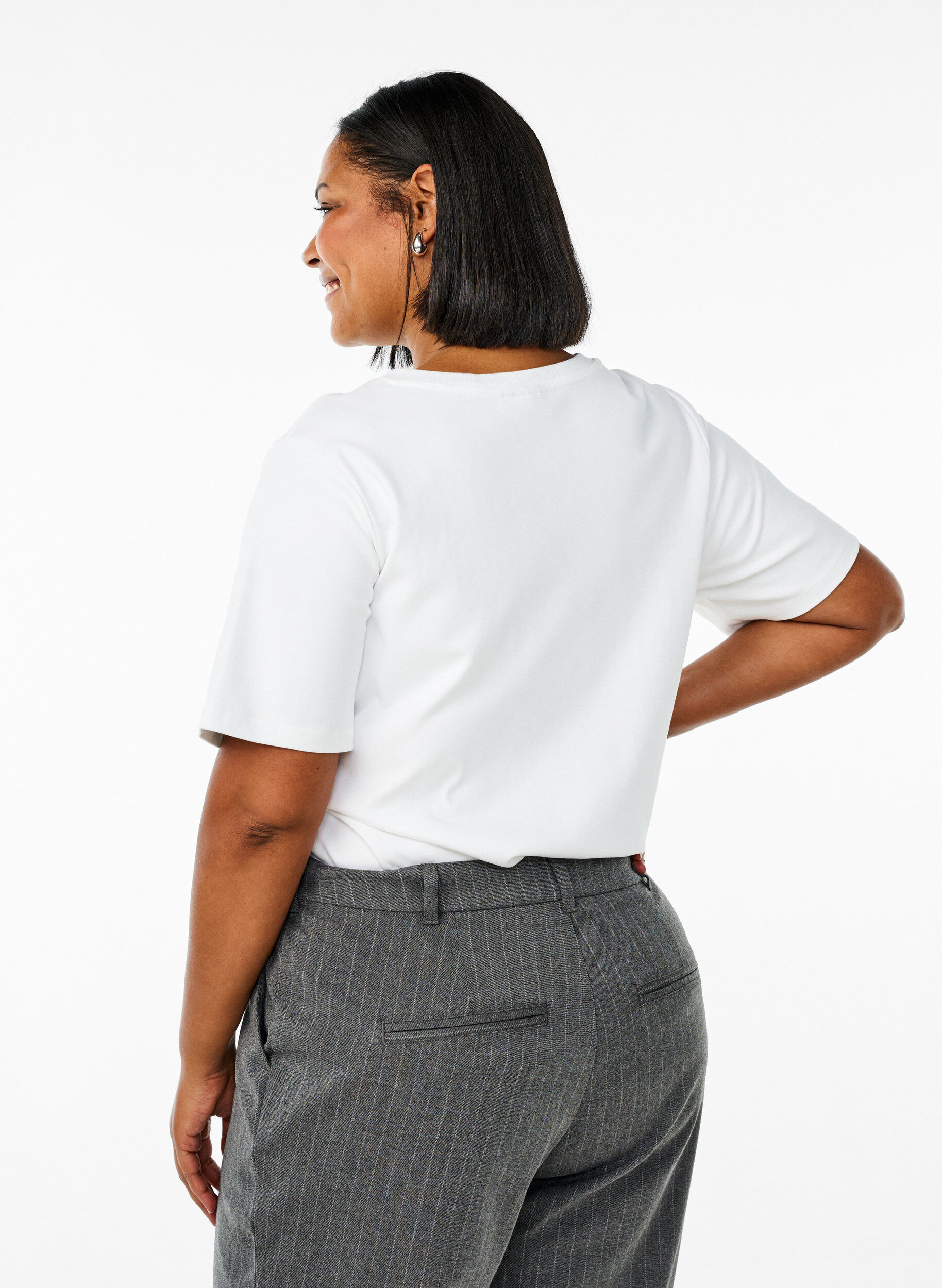 Zizzi Basis t-shirt i &oslash;kologisk bomuld med V-hals, Hvid, Model image number 2