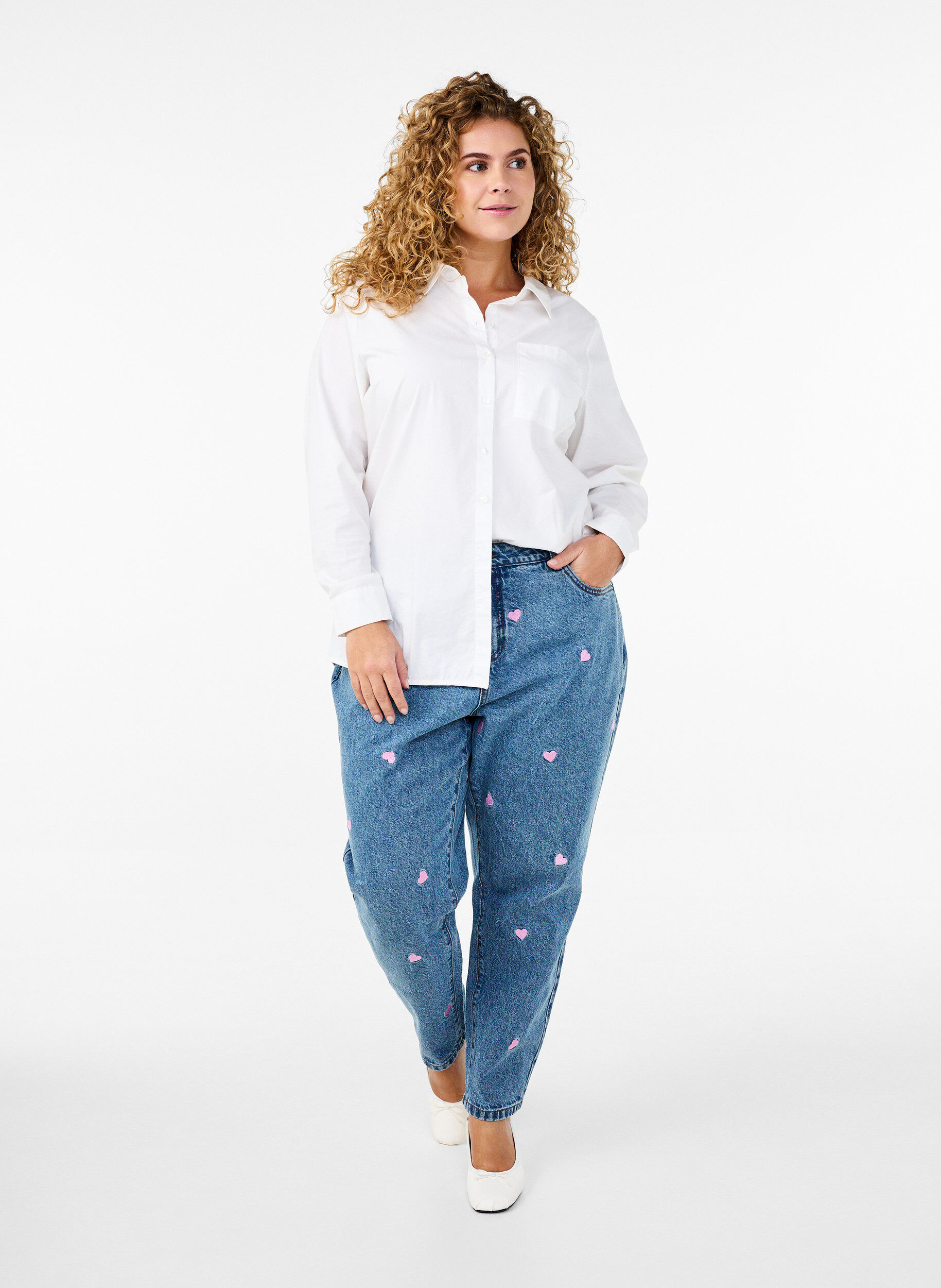 Zizzi Mille mom fit jeans med broderi, Bl&aring;, Model image number 1