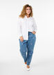 Mille mom fit jeans med broderi, Blå, Model image number 1