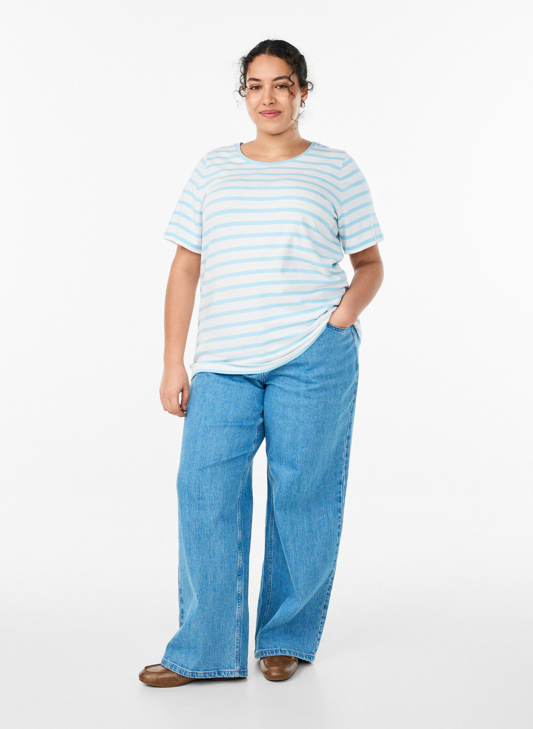 Zizzi Stribet t-shirt i &oslash;kologisk bomuld, Bl&aring;, Model image number 1