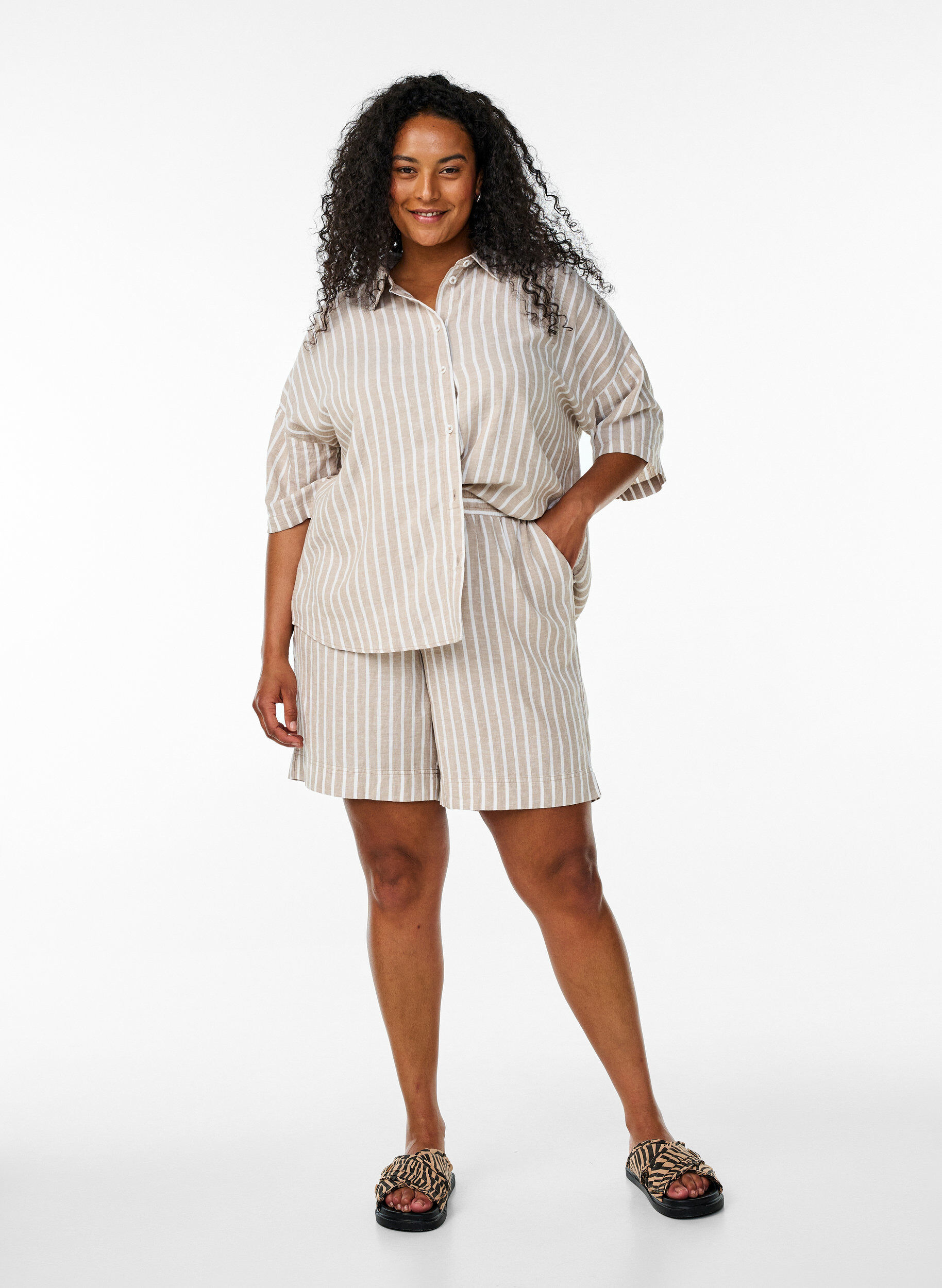 Zizzi Stribede shorts i h&oslash;r og viskose, Beige, Model image number 1