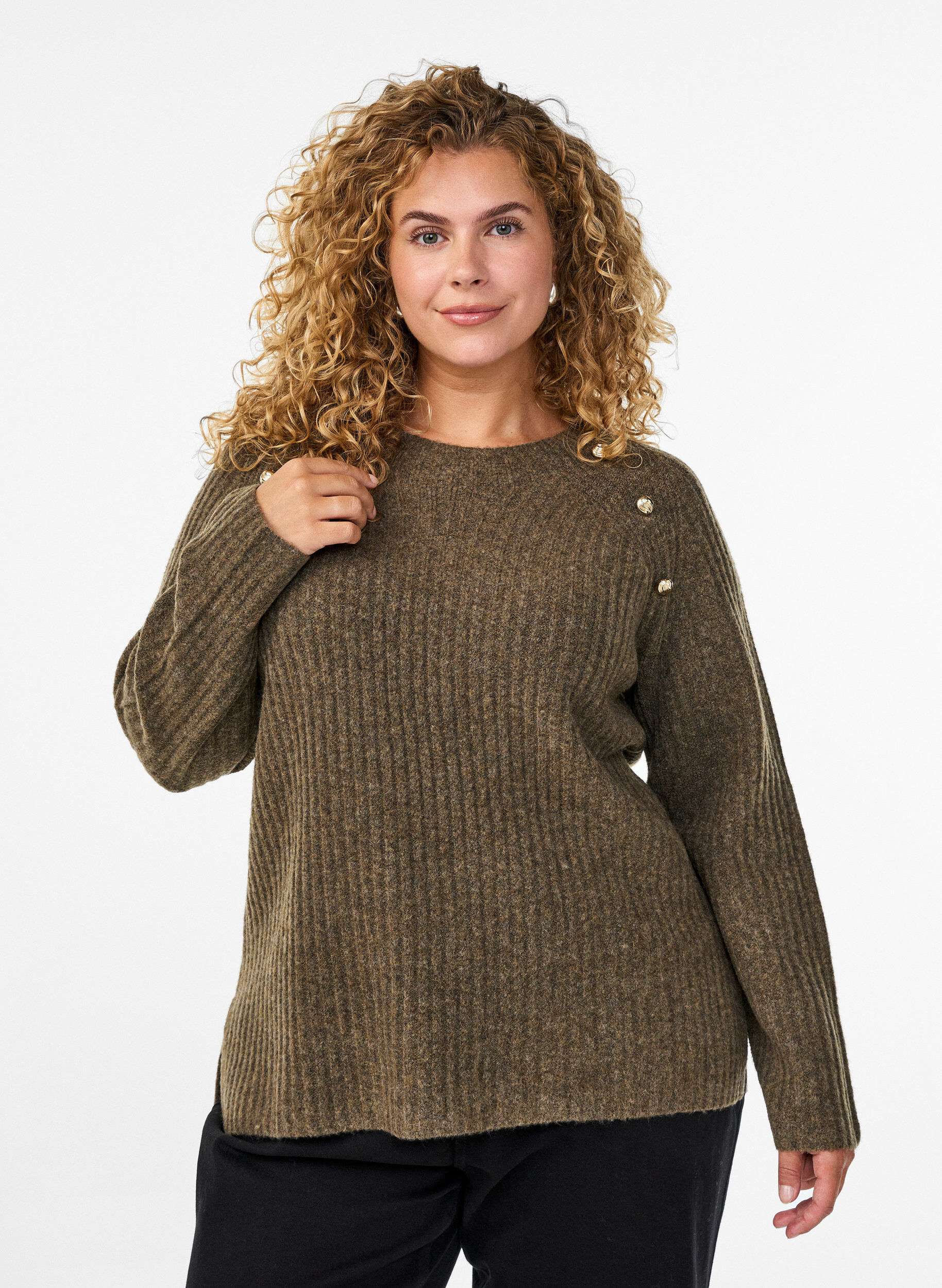 Ribstrikket sweater med dekorative knapper, Brun, Model