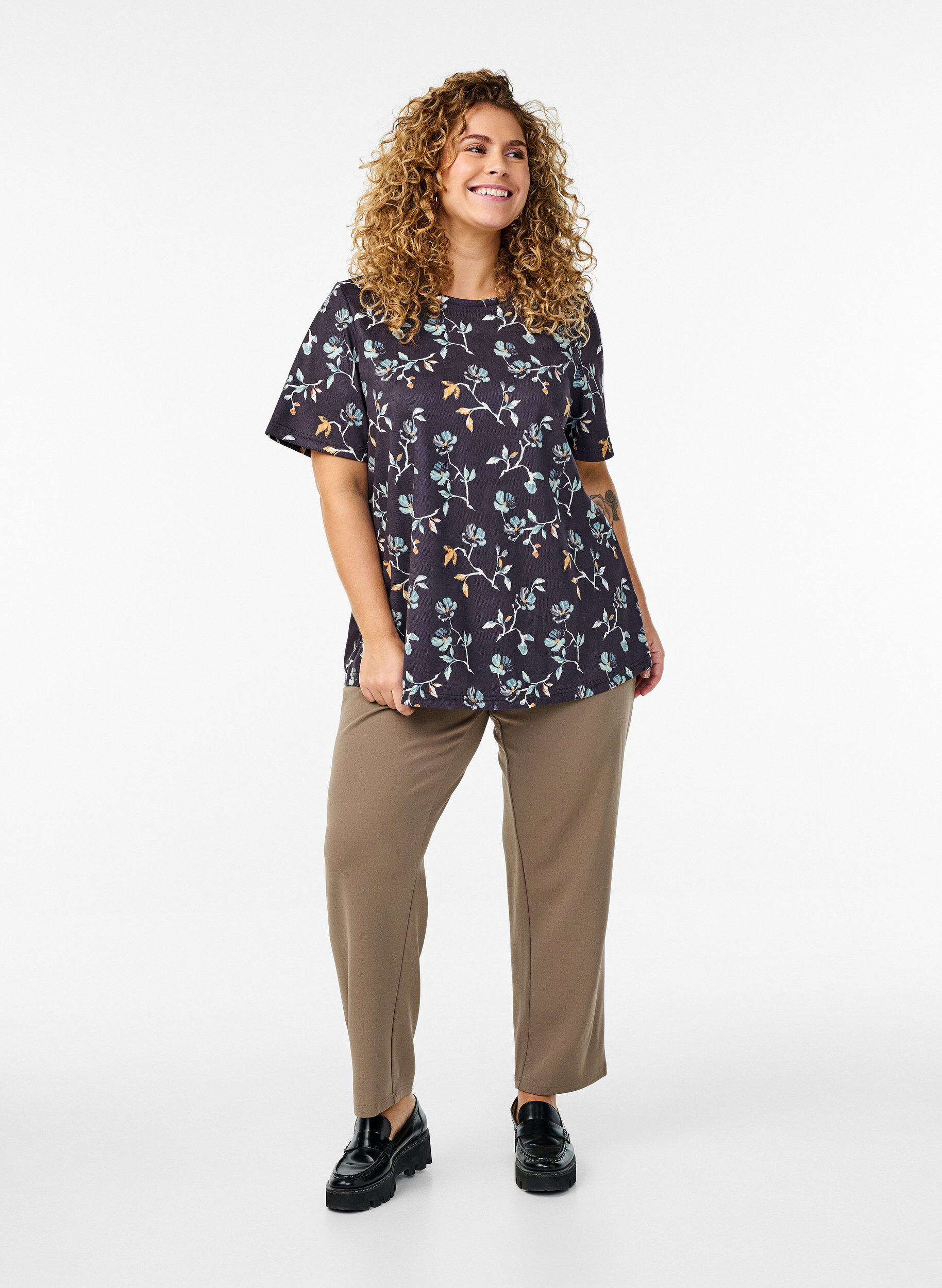 Zizzi FLASH - T-shirt med blomsterprint, Sort, Model image number 1