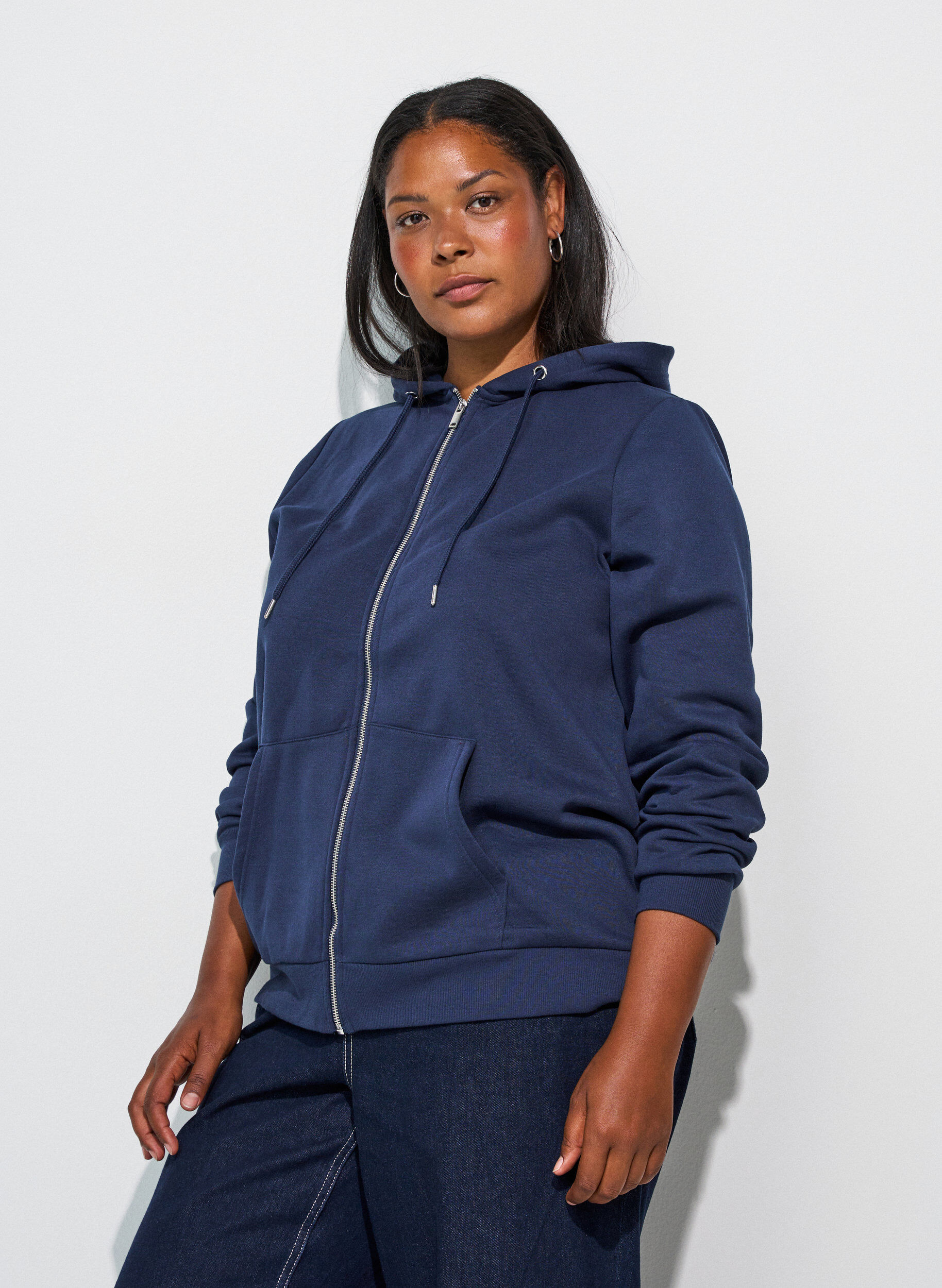 Sweat h&aelig;ttetr&oslash;je med lynl&aring;s og lommer, Bl&aring;, Model
