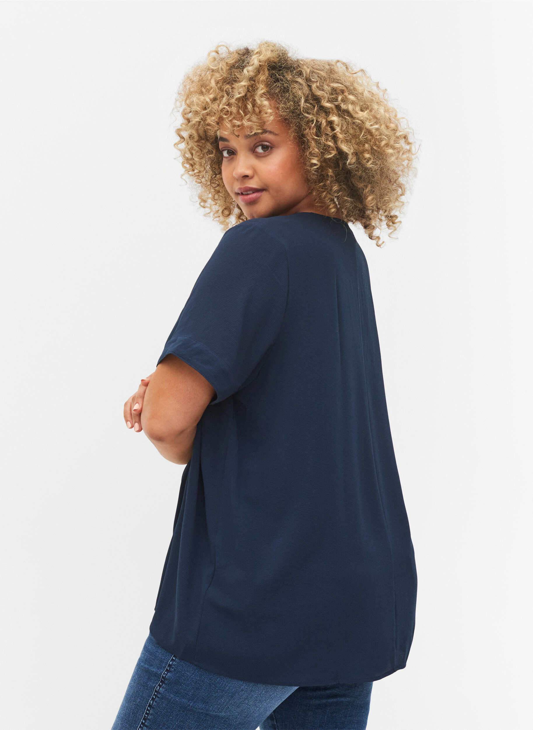 Zizzi Kort&aelig;rmet bluse med v-udsk&aelig;ring, Bl&aring;, Model image number 2