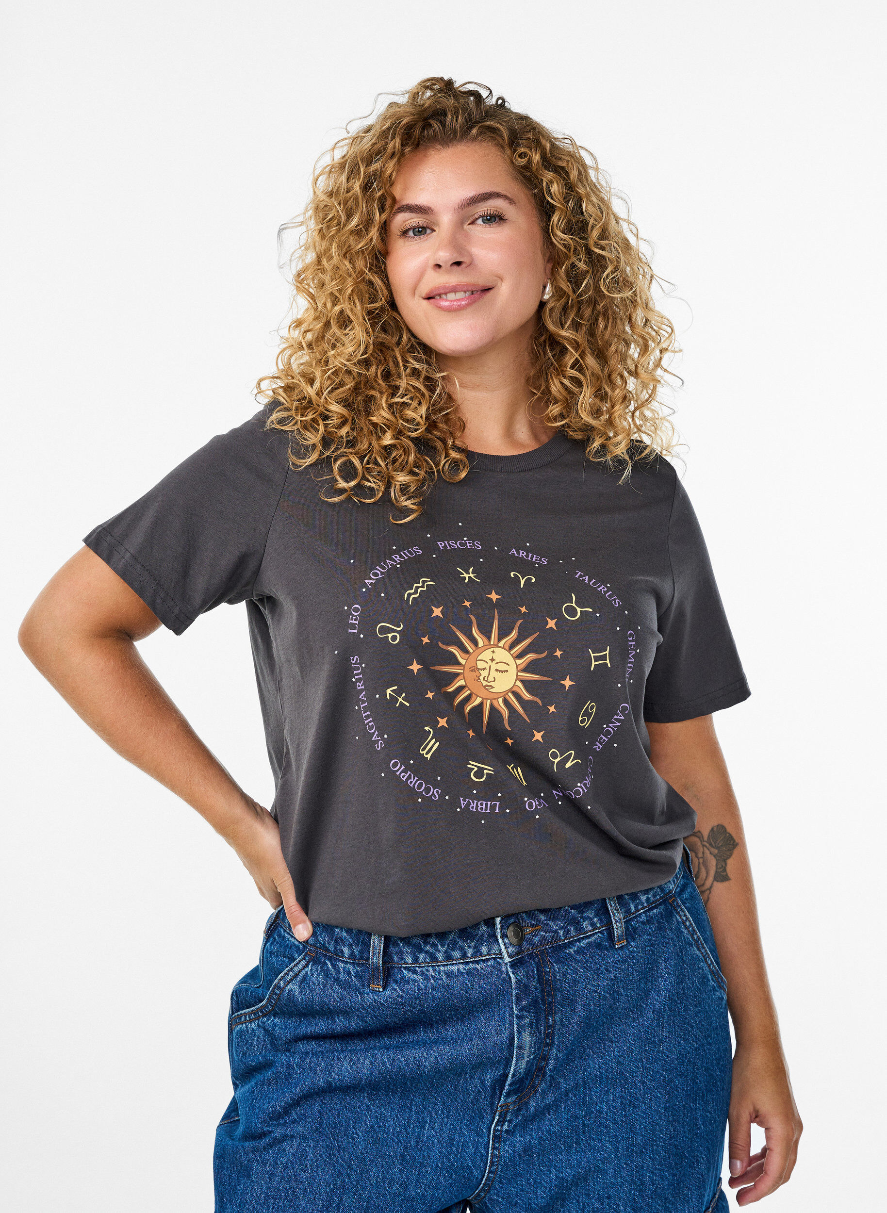 Zizzi Bomulds t-shirt med frontprint, Gr&aring;, Model image number 0