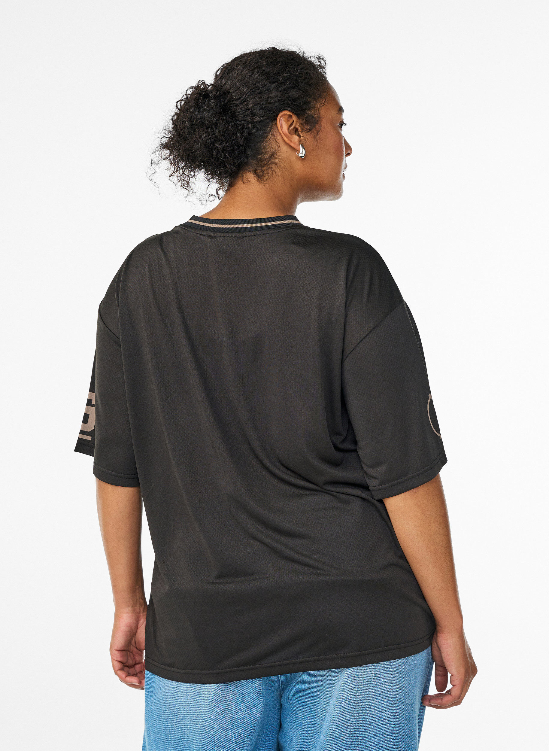 Zizzi Sporty T-shirt med V-udsk&aelig;ring og racingprint, Sort, Model image number 2