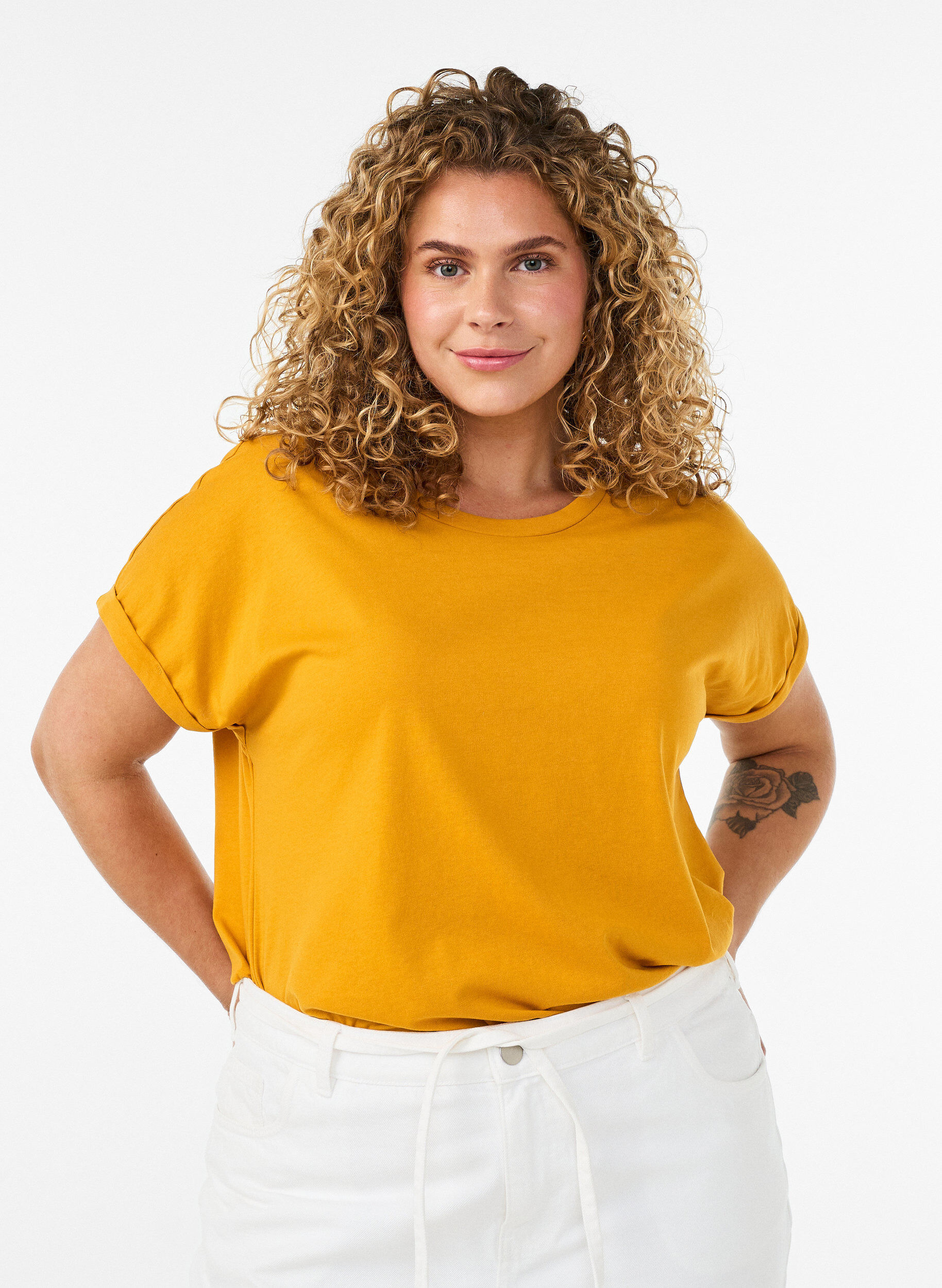 Kort&aelig;rmet T-shirt i bomuldsblanding, Gul, Model