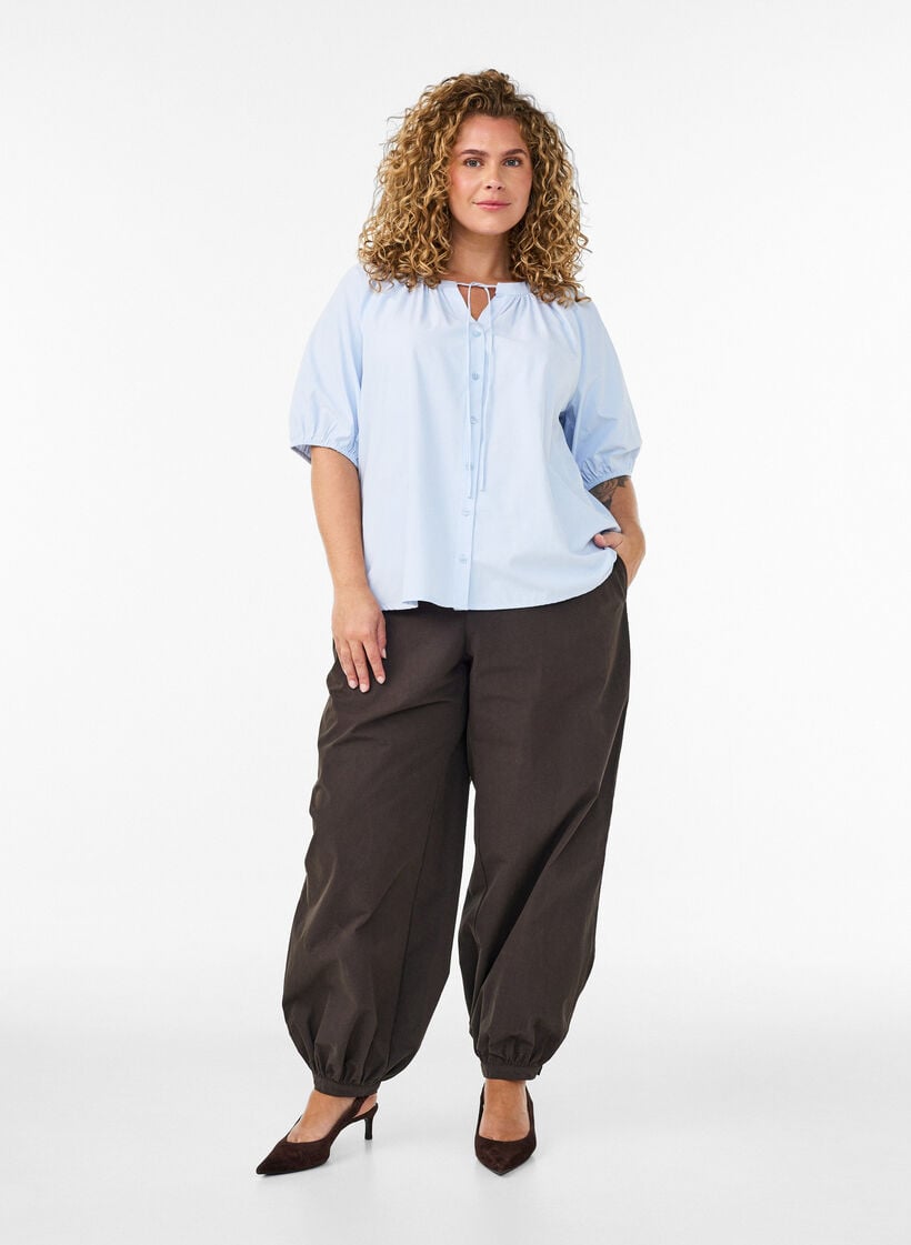 Skjortebluse med knaplukning og bindeb&aring;nd, Bl&aring;, Model image number 1