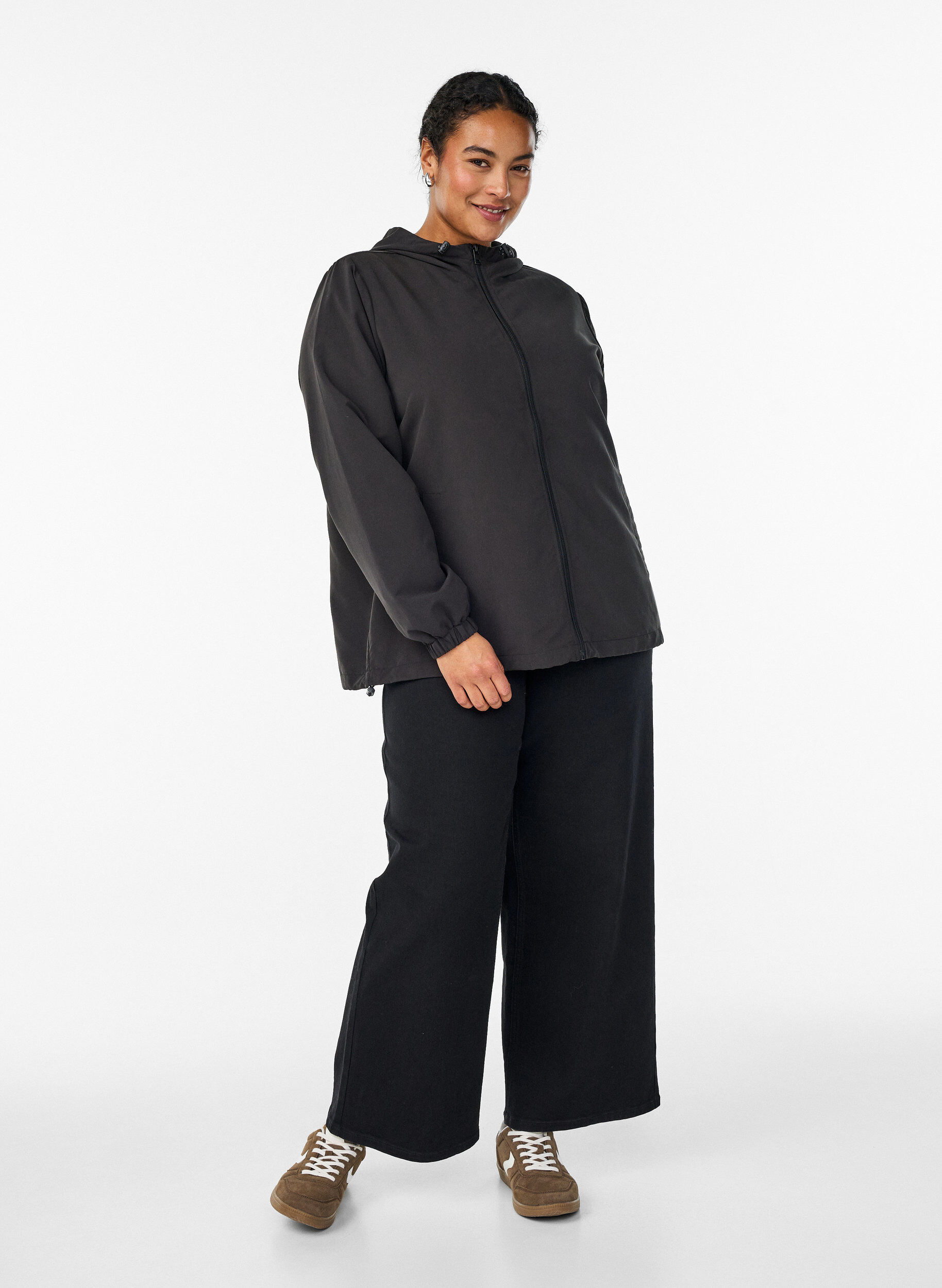 Zizzi Let jakke med h&aelig;tte og lynl&aring;s, Sort, Model image number 1