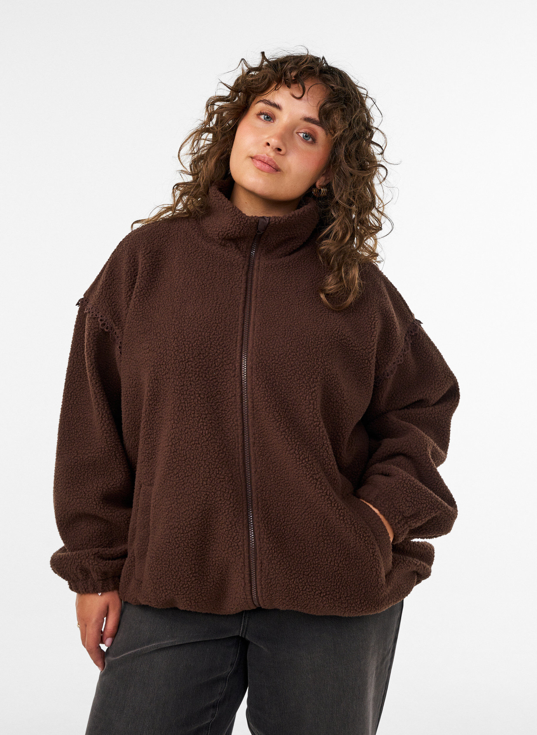 ZizziTeddyjakke med hulm&oslash;nsterb&aring;nd og h&oslash;j krave, Brun, Model image number 0