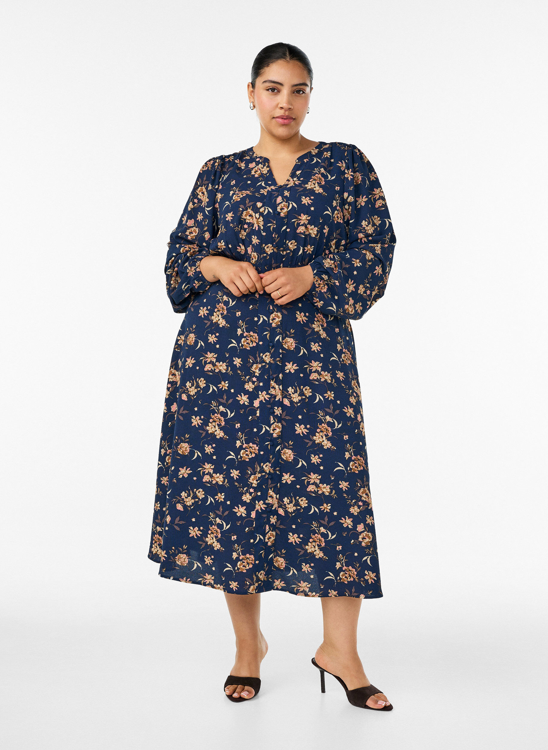 ZizziMidikjole med smock og dekorative knapper, Bl&aring;, Model image number 0