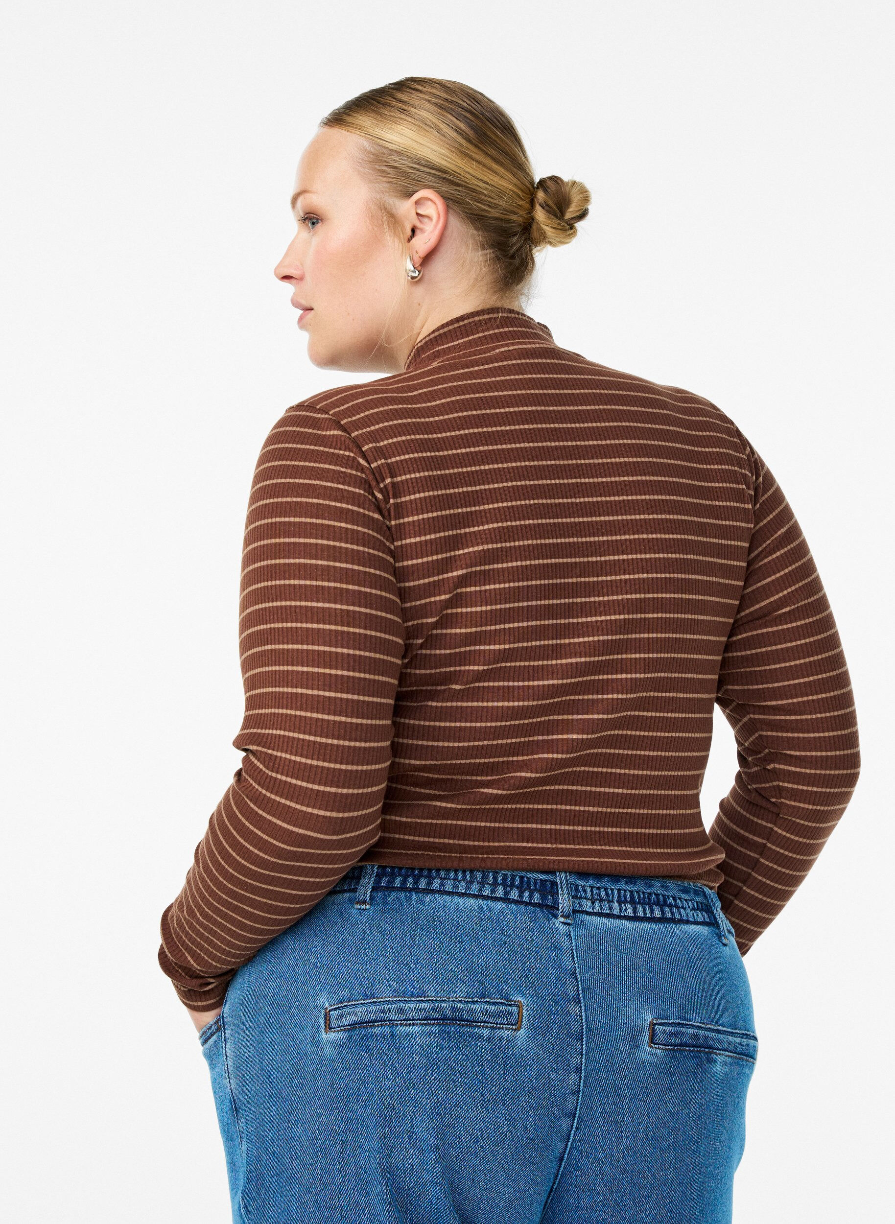 Zizzi Stribet jerseybluse i ribkvalitet med h&oslash;j hals, Brun, Model image number 2