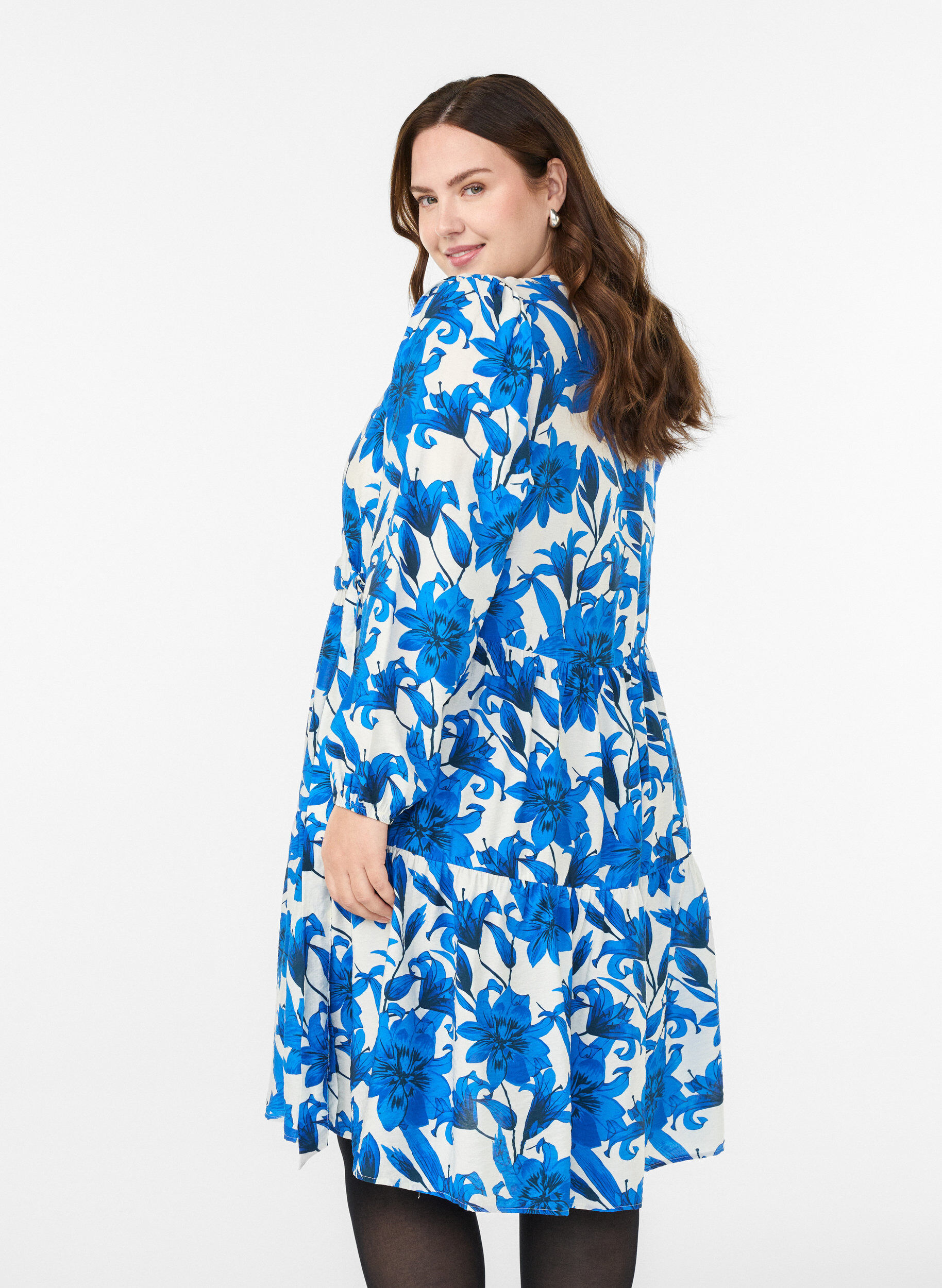 Zizzi Blomstret sl&aring;-om-kjole med bindeb&aring;nd, Vanilla, Model image number 2