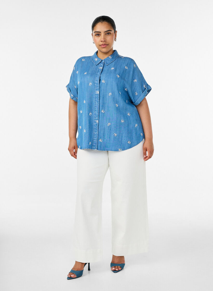 Skjortebluse i lyocell med denimlook og blomsterbroderi, Bl&aring;, Model image number 1