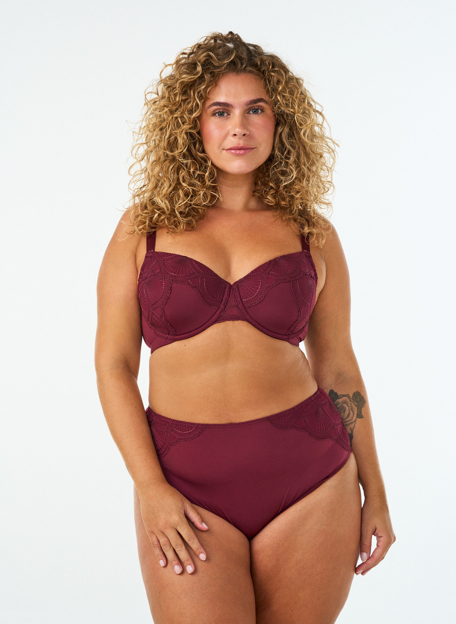 ZizziTrusser med mesh og broderede blondekanter, R&oslash;d, Model image number 0