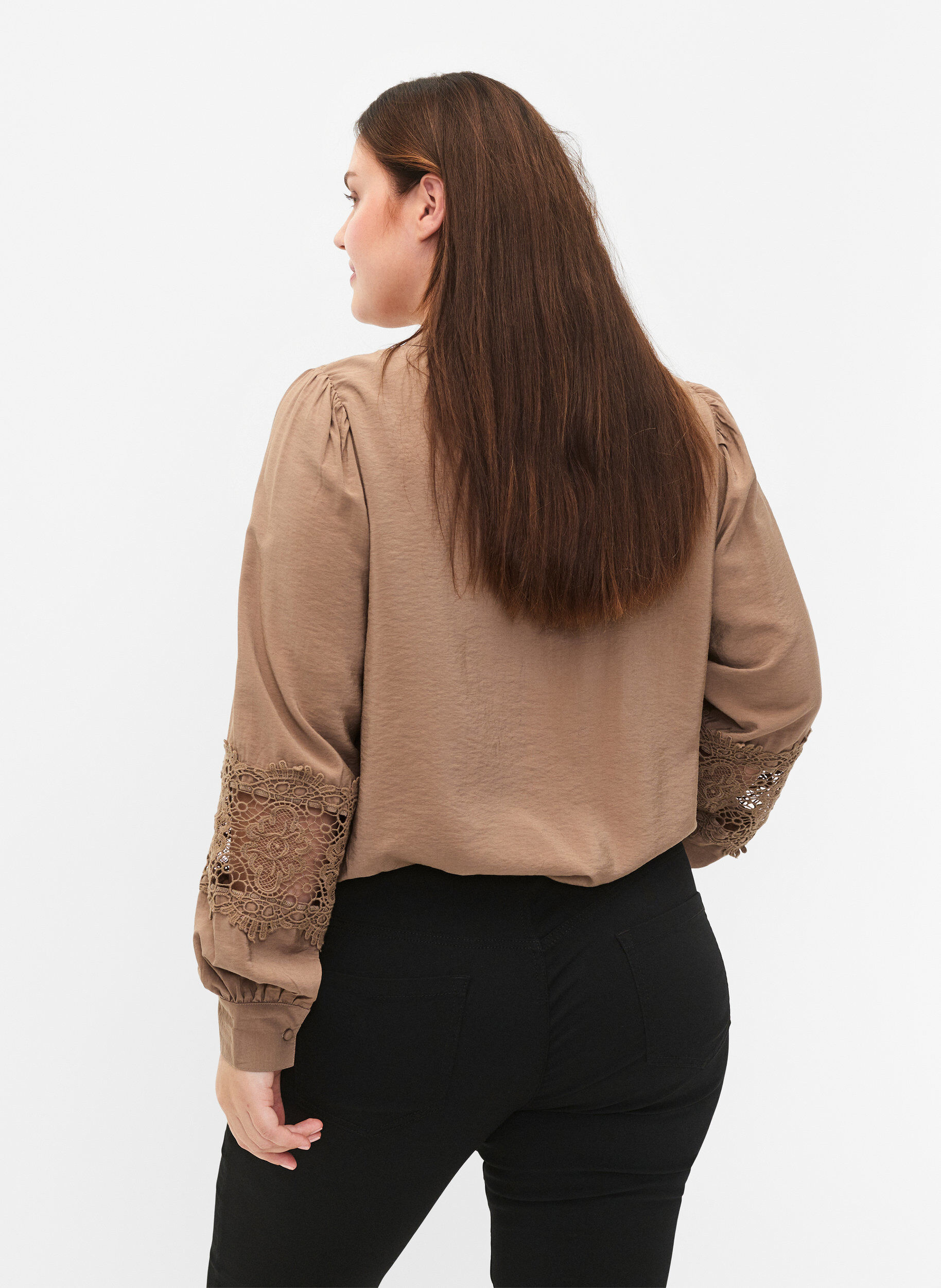 Zizzi Viskosebluse med h&aelig;klede detaljer, Caribou, Model image number 1