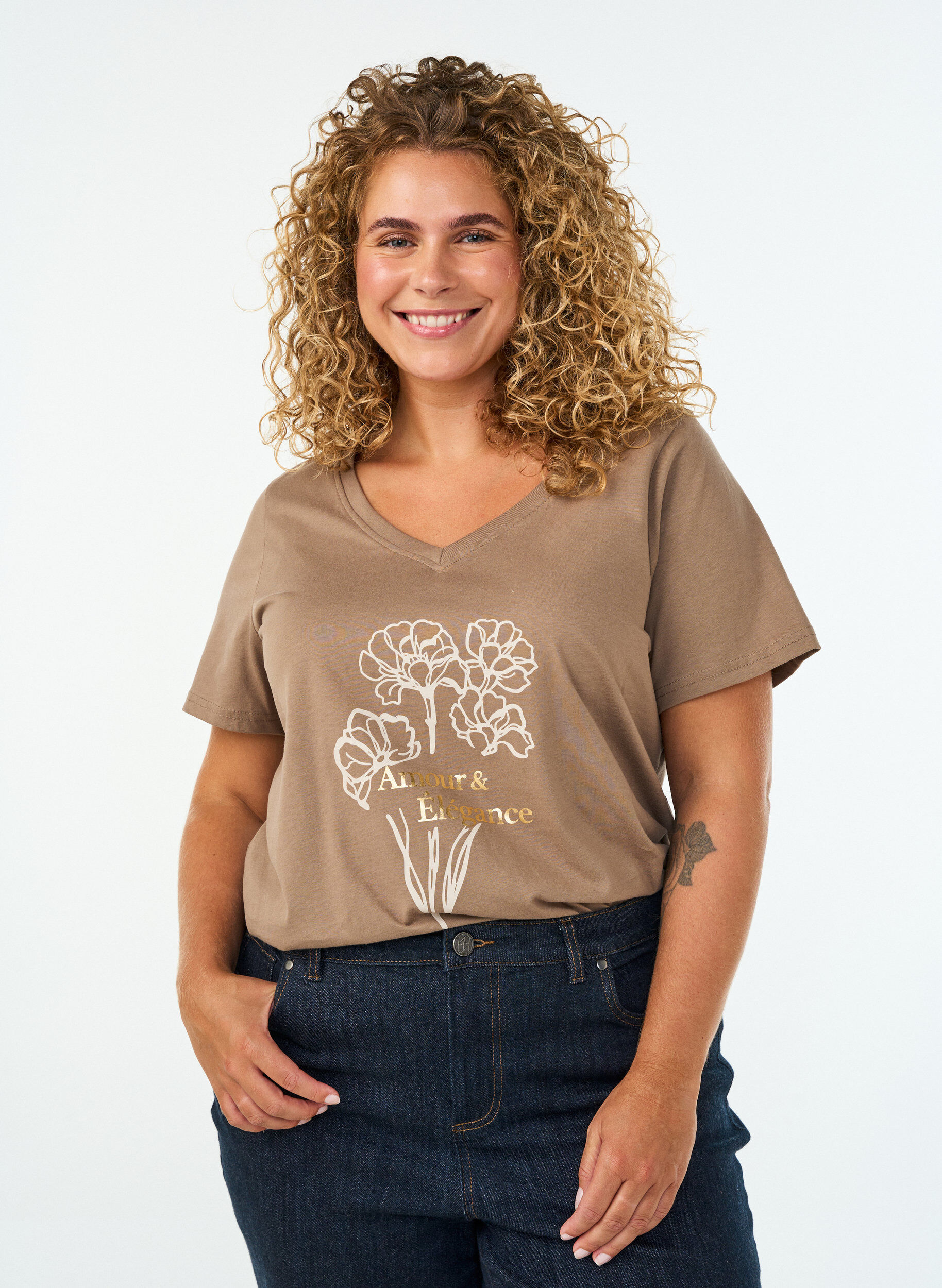 T-shirt i bomuld med frontprint og V-hals, Brun, Model