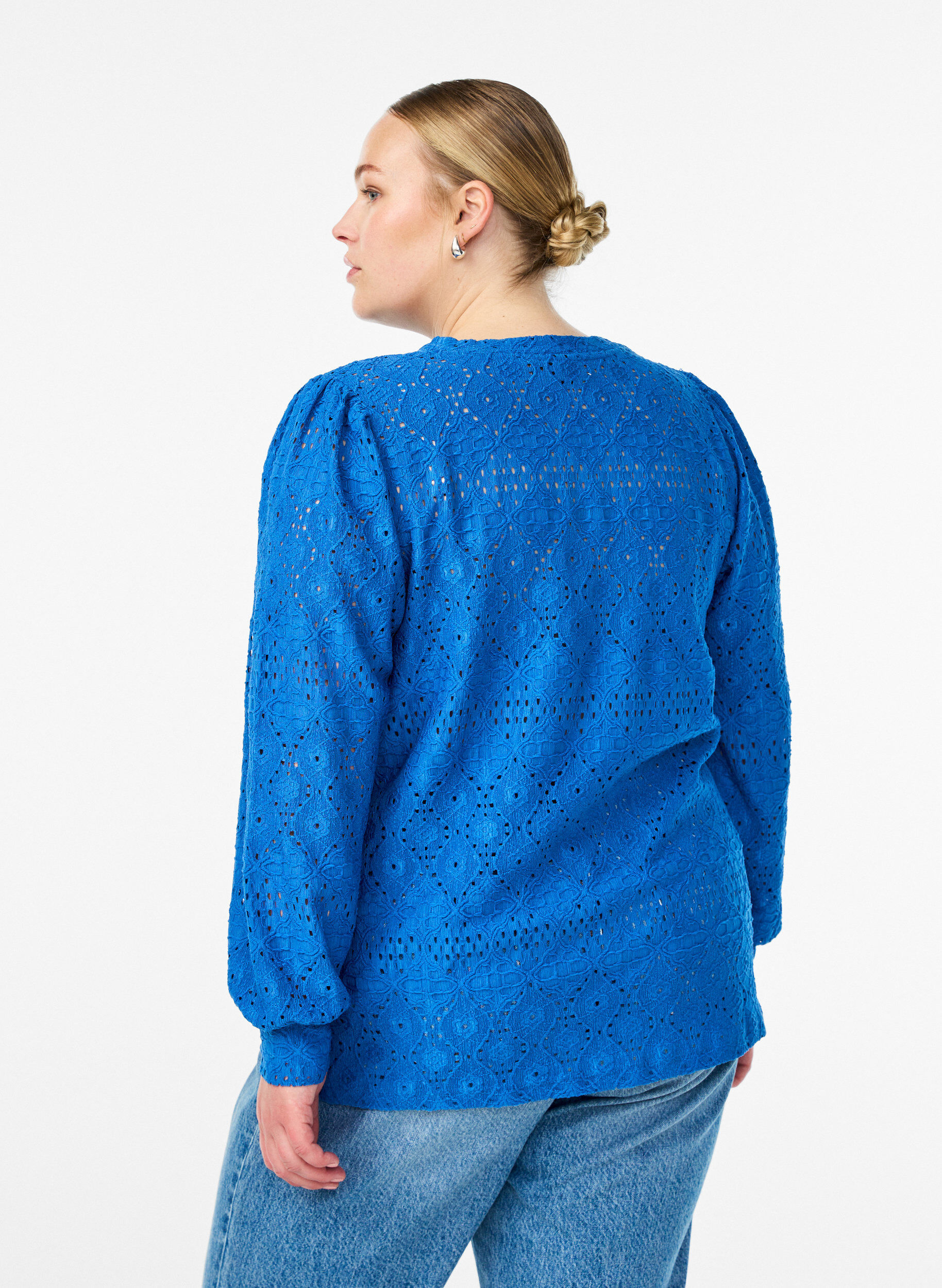 Zizzi Lang&aelig;rmet bluse med hulm&oslash;nster, Bl&aring;, Model image number 2