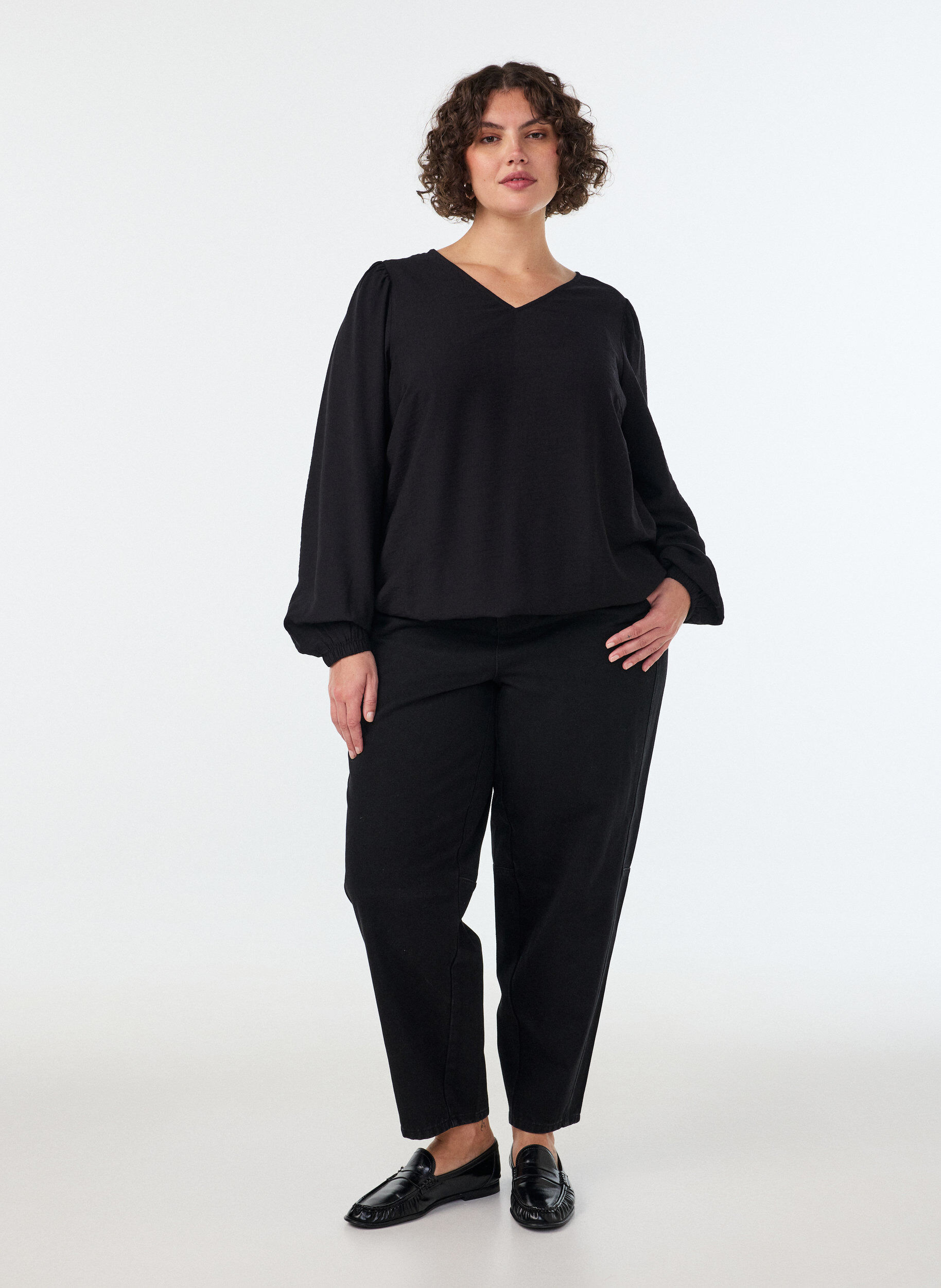 ZizziViskosebluse med V-hals og ballonpasform, Sort, Model image number 1