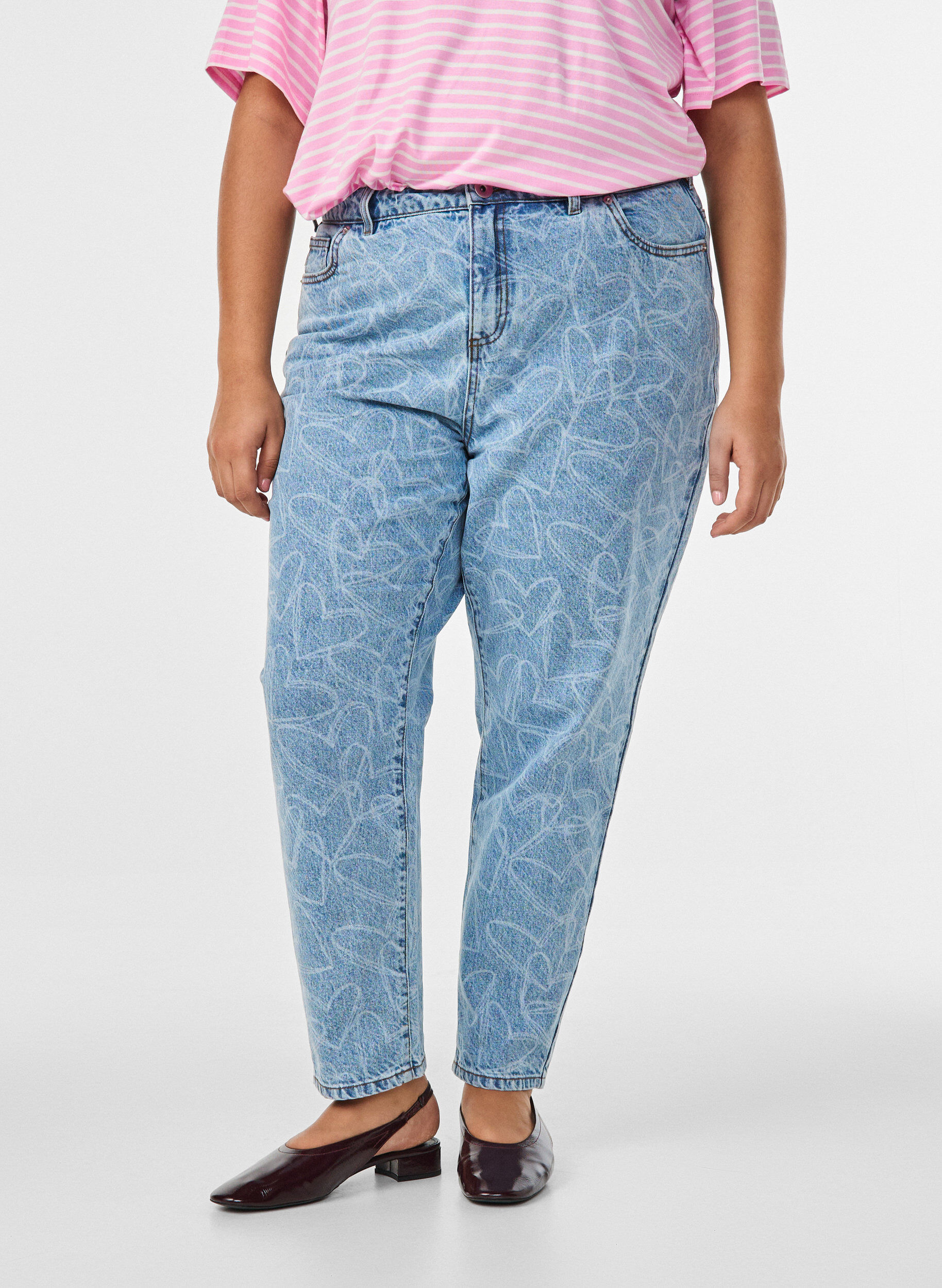Zizzi Mille mom fit jeans med broderi, Bl&aring;, Model image number 2