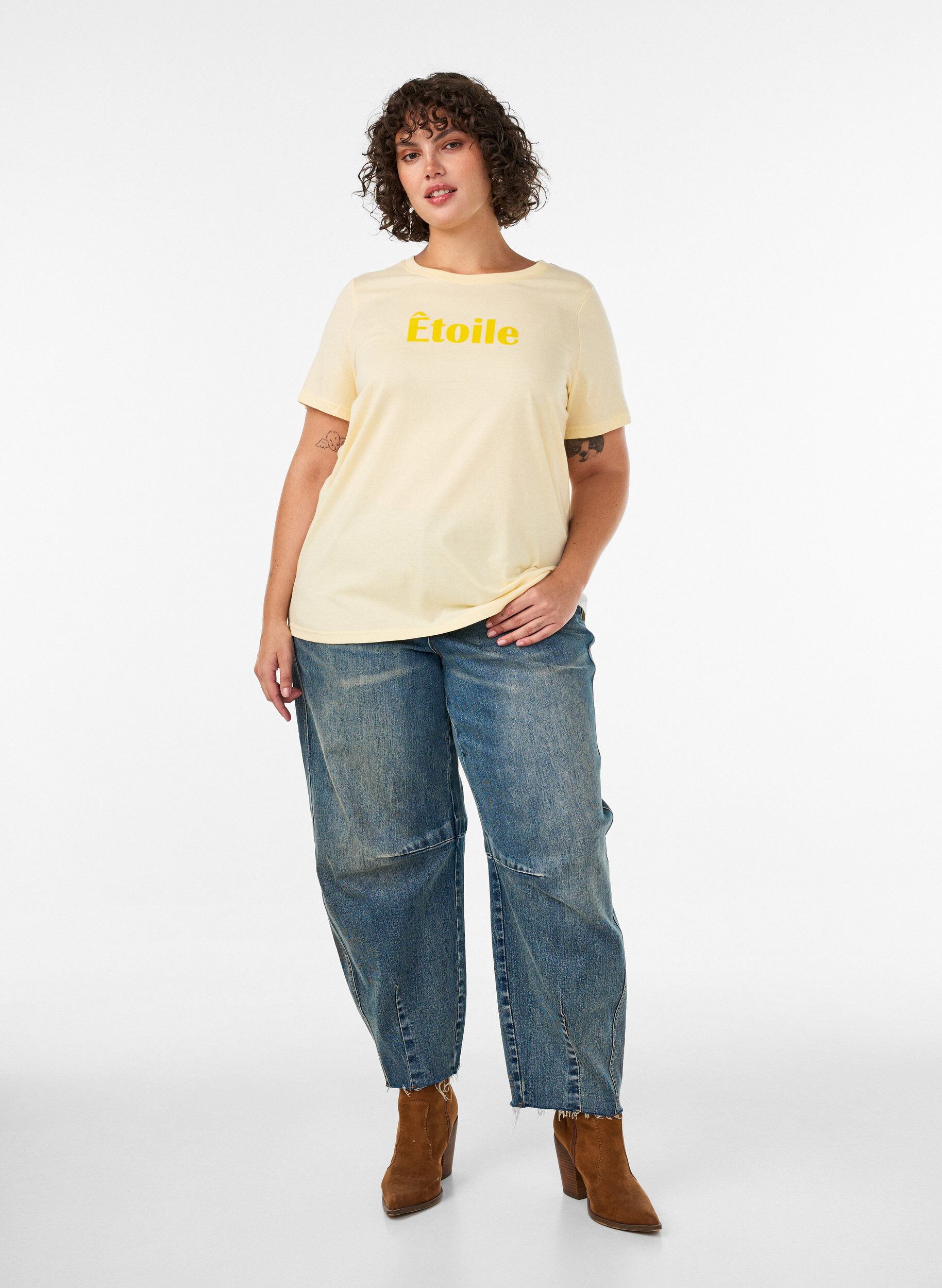 ZizziT-shirt i &oslash;kologisk bomuld med velourtekst, Gul, Model image number 1