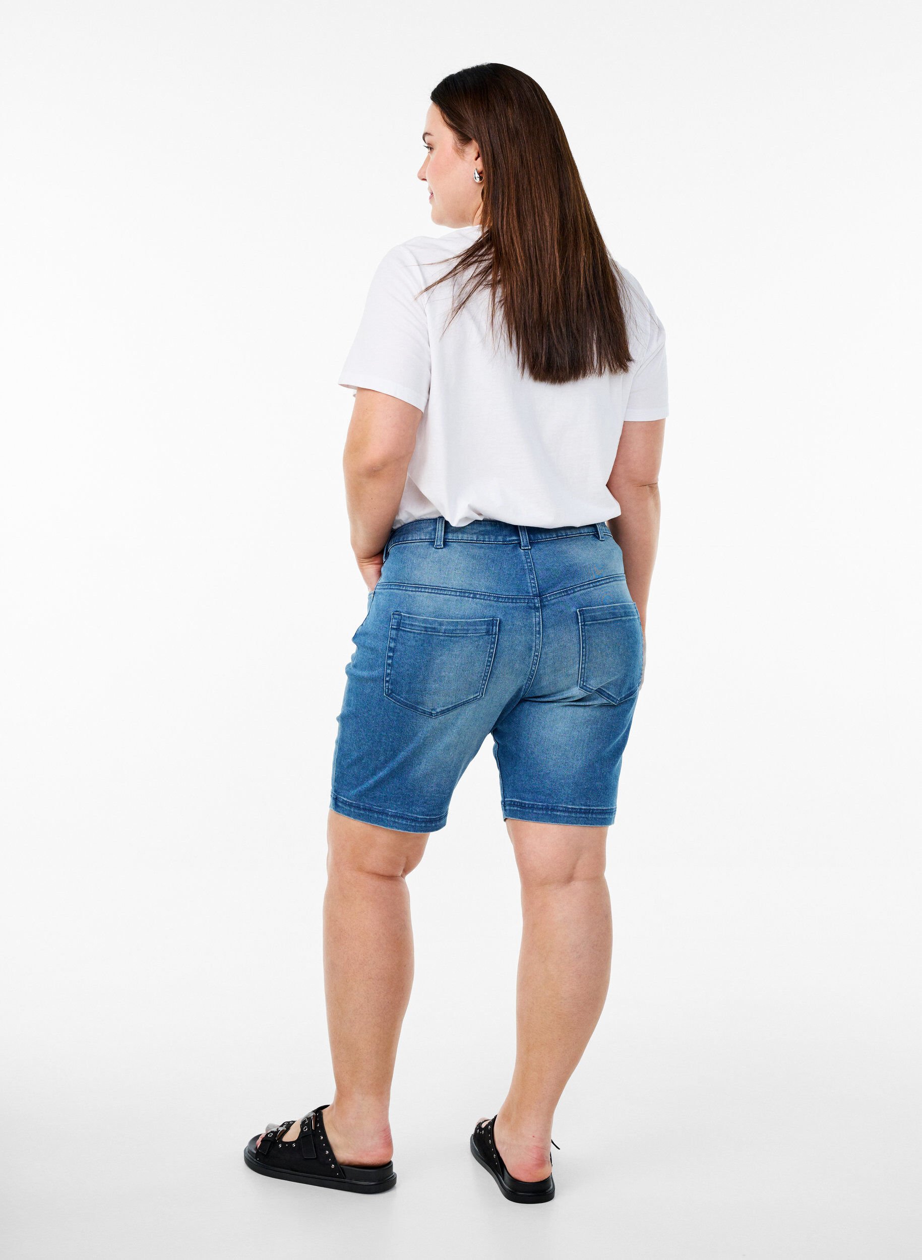 ZizziSlim fit Emily shorts med regul&aelig;r talje, Bl&aring;, Model image number 2