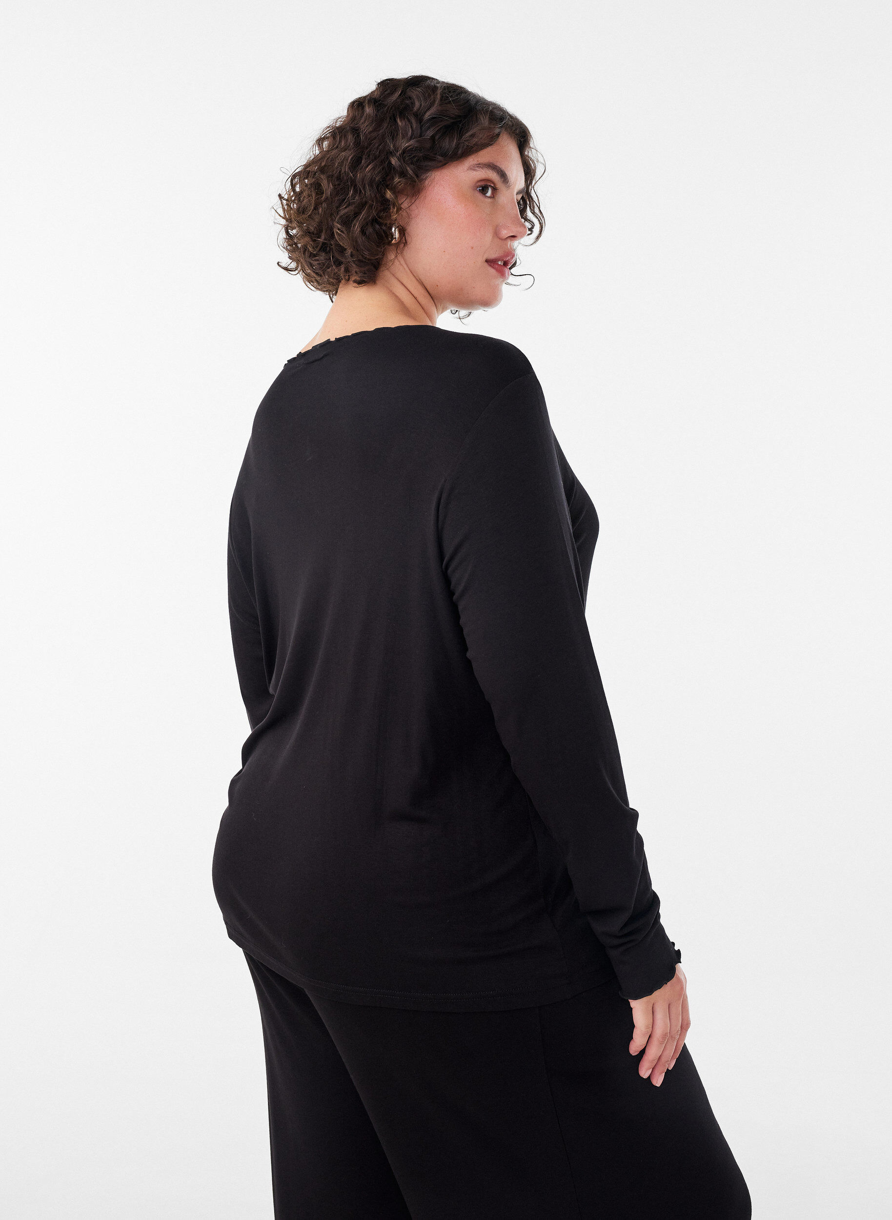 ZizziNatbluse i viskose med lange &aelig;rmer, Sort, Model image number 2