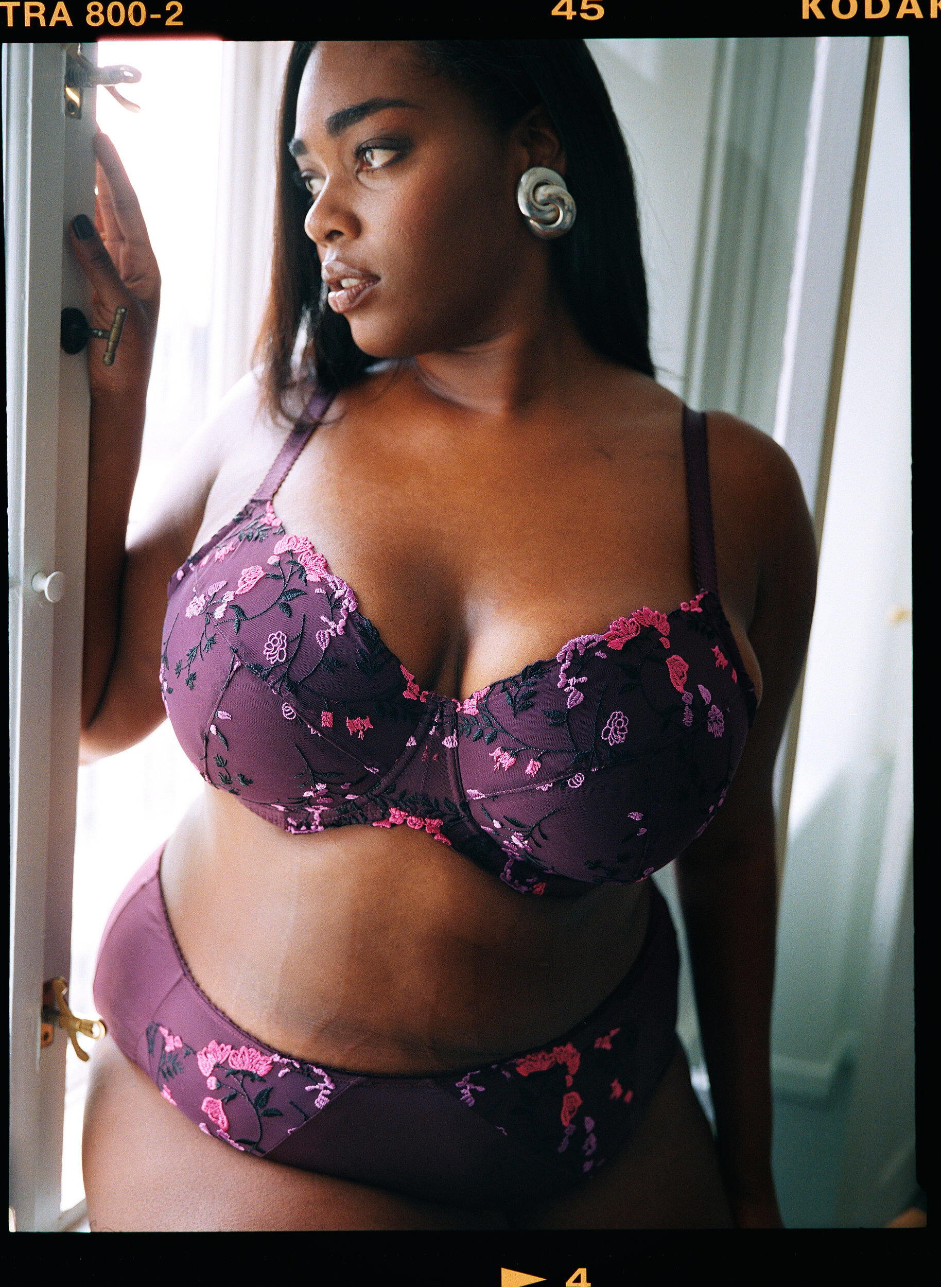 Zizzi Vatteret bh med blomsterbroderi, Lilla, Image image number 0