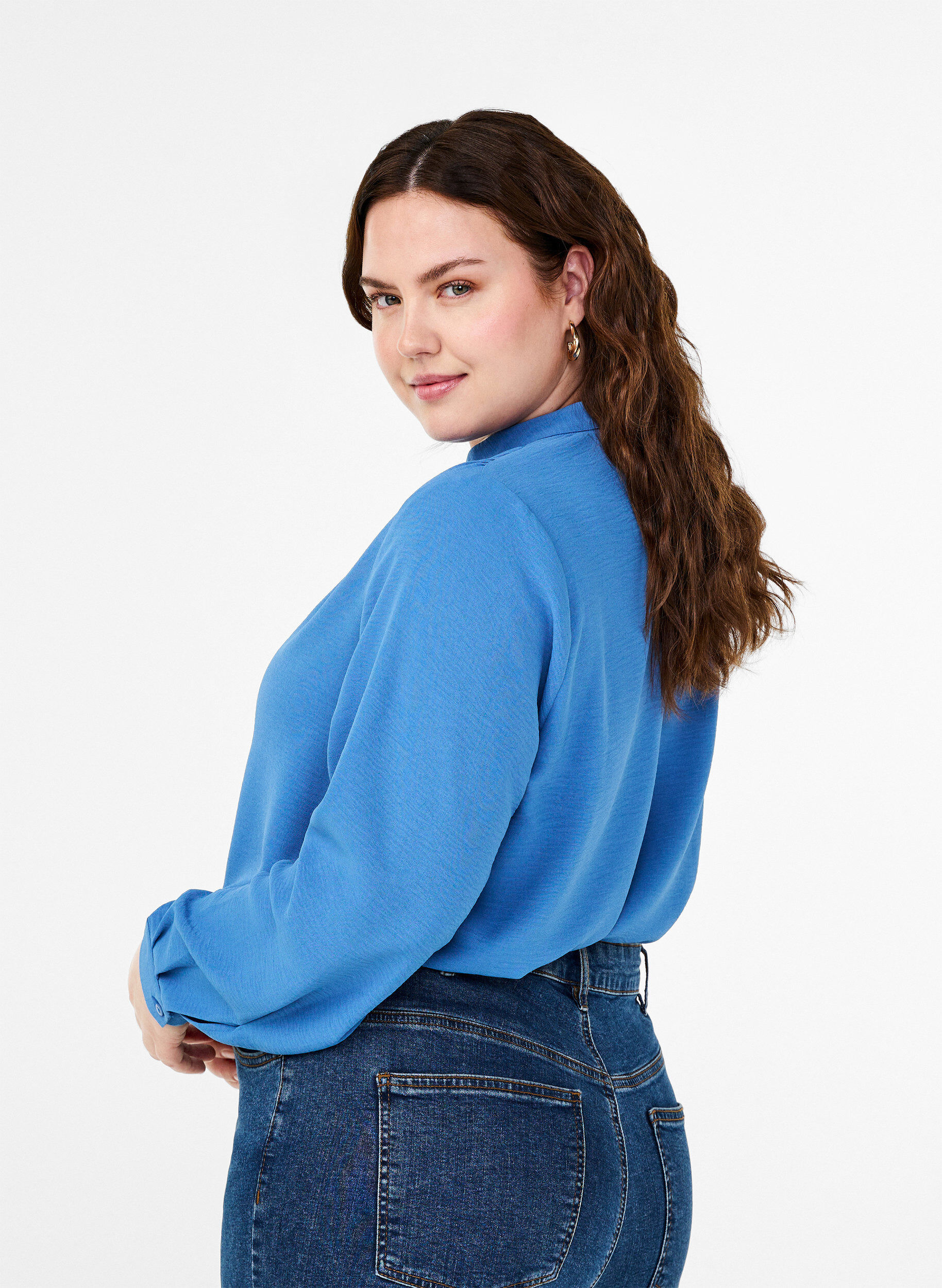 Zizzi Lang&aelig;rmet skjortebluse med v-hals, Riverside, Model image number 1