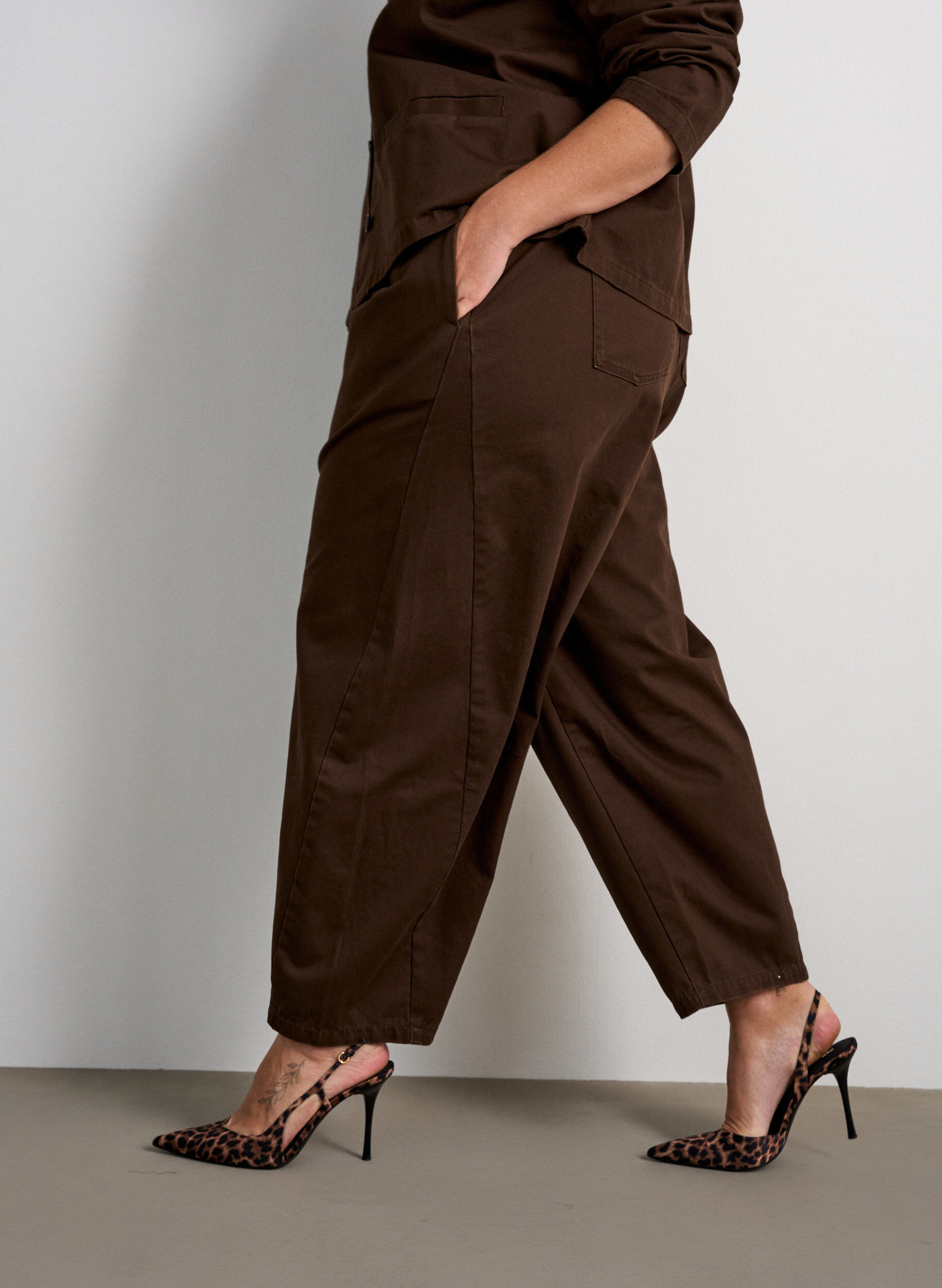 ZizziBarrel jeans med h&oslash;j talje og elastisk linning, Brun, Model image number 2