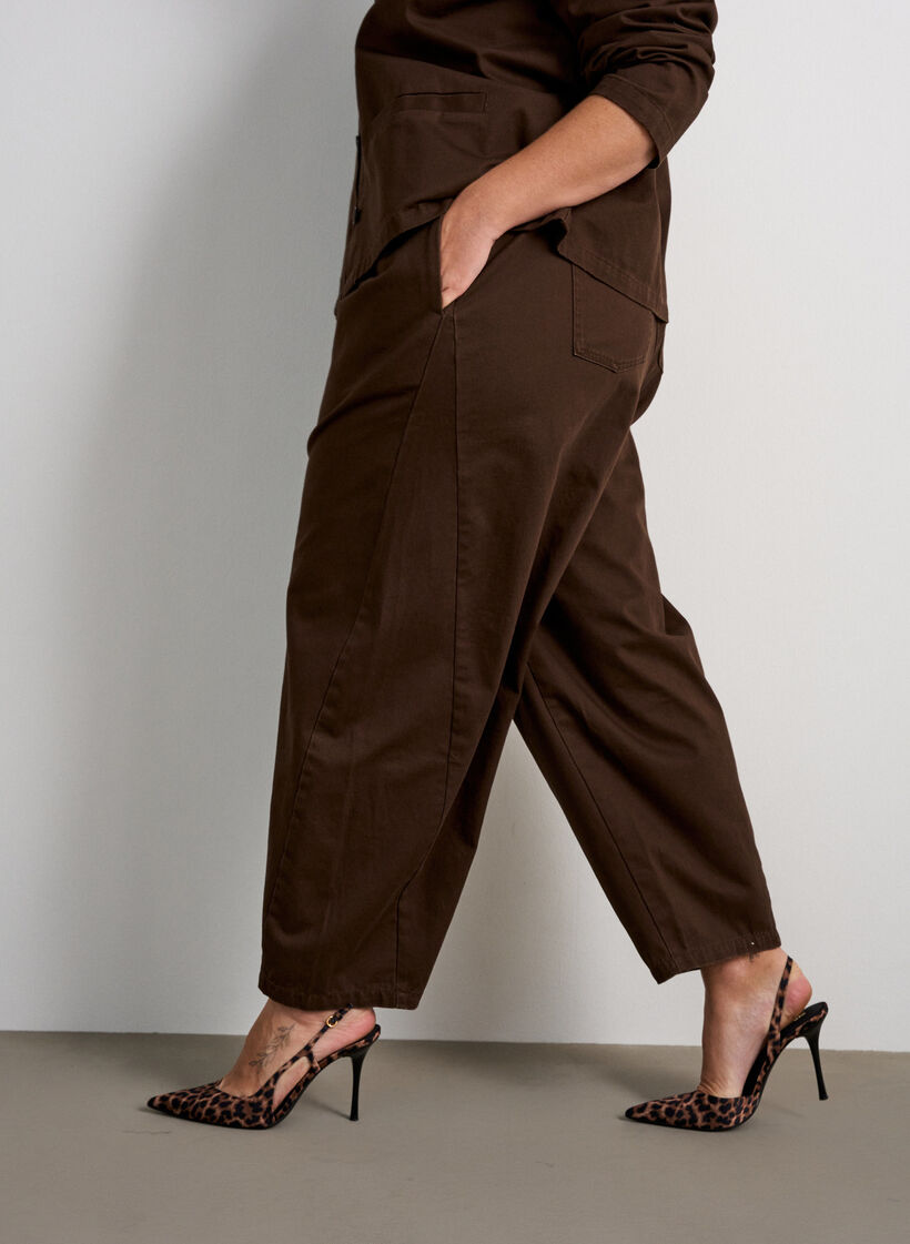 Barrel jeans med h&oslash;j talje og elastisk linning, Brun, Model image number 2
