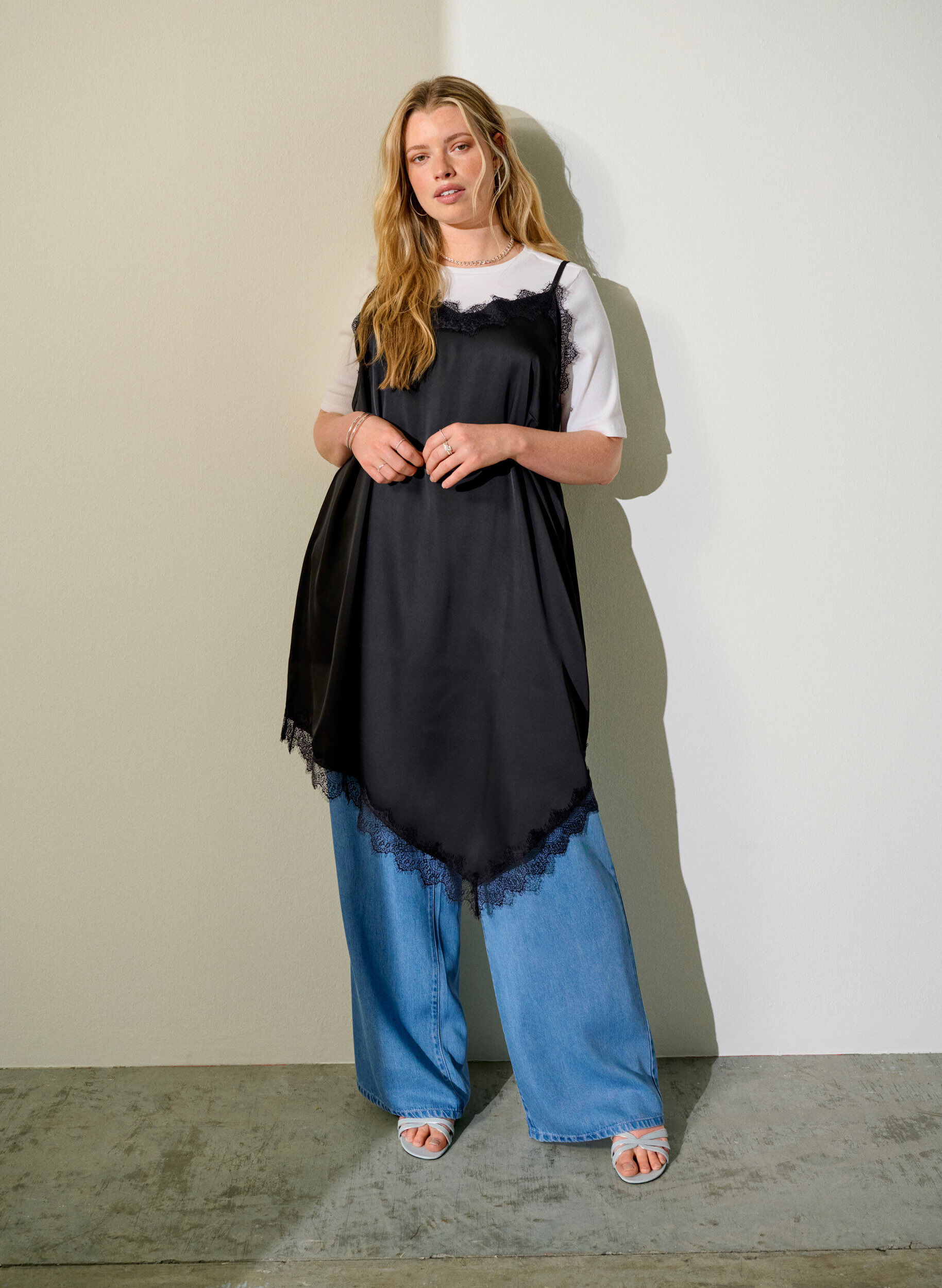 Kjole i satinlook med blondekanter