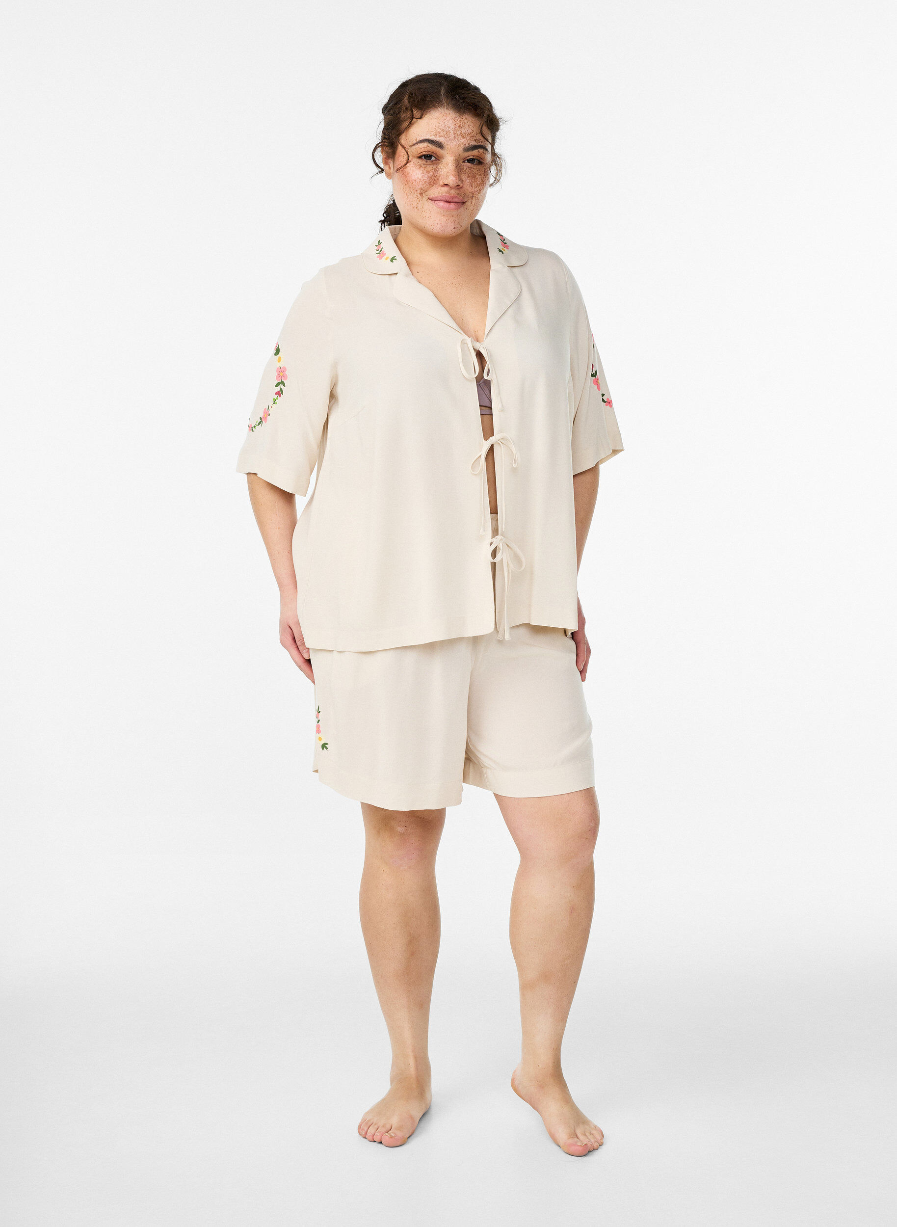 Zizzi L&oslash;se natshorts i viskose med h&oslash;j talje, Beige, Model image number 1