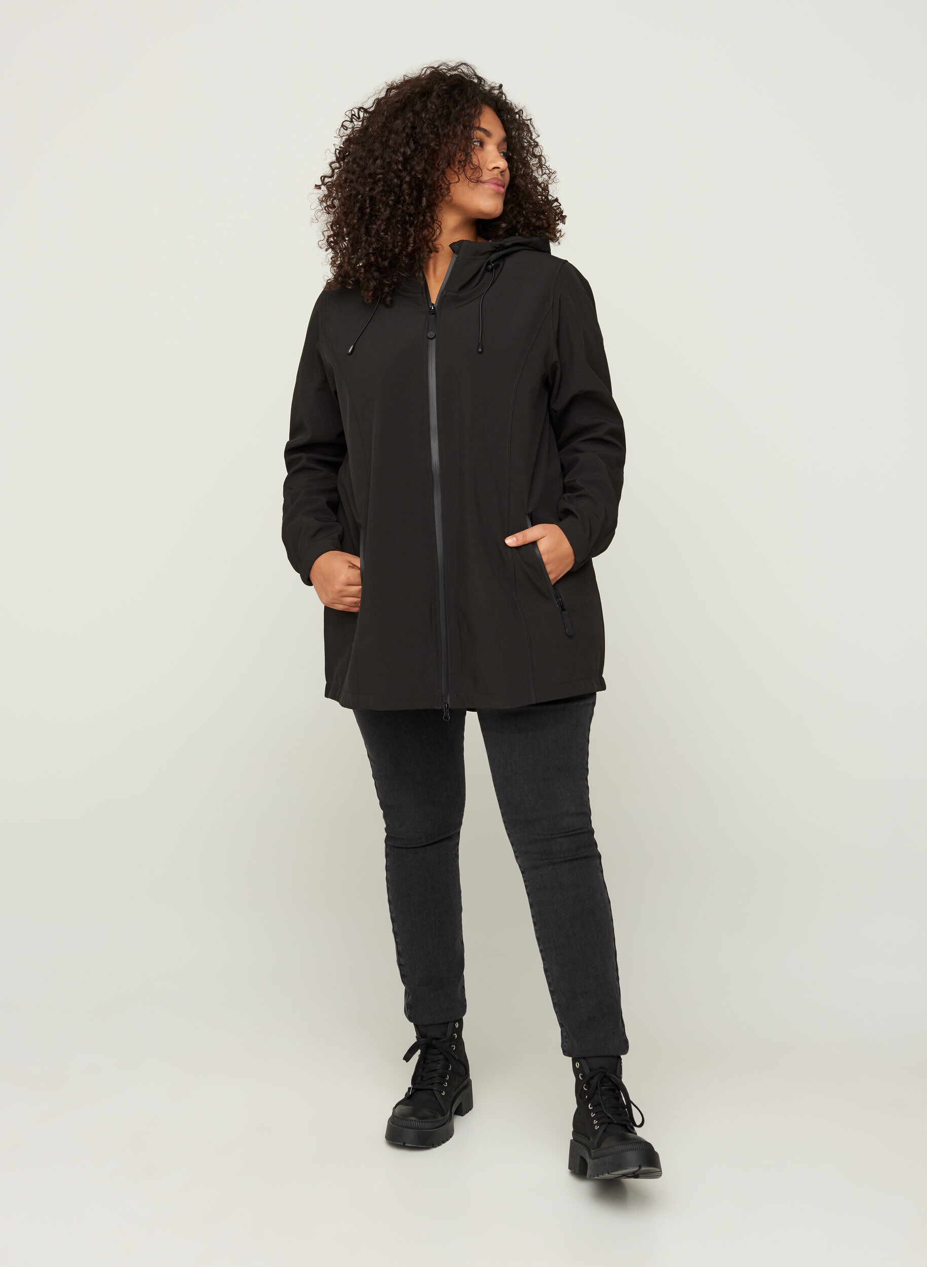 Zizzi Kort softshell jakke med h&aelig;tte, Black, Model image number 5