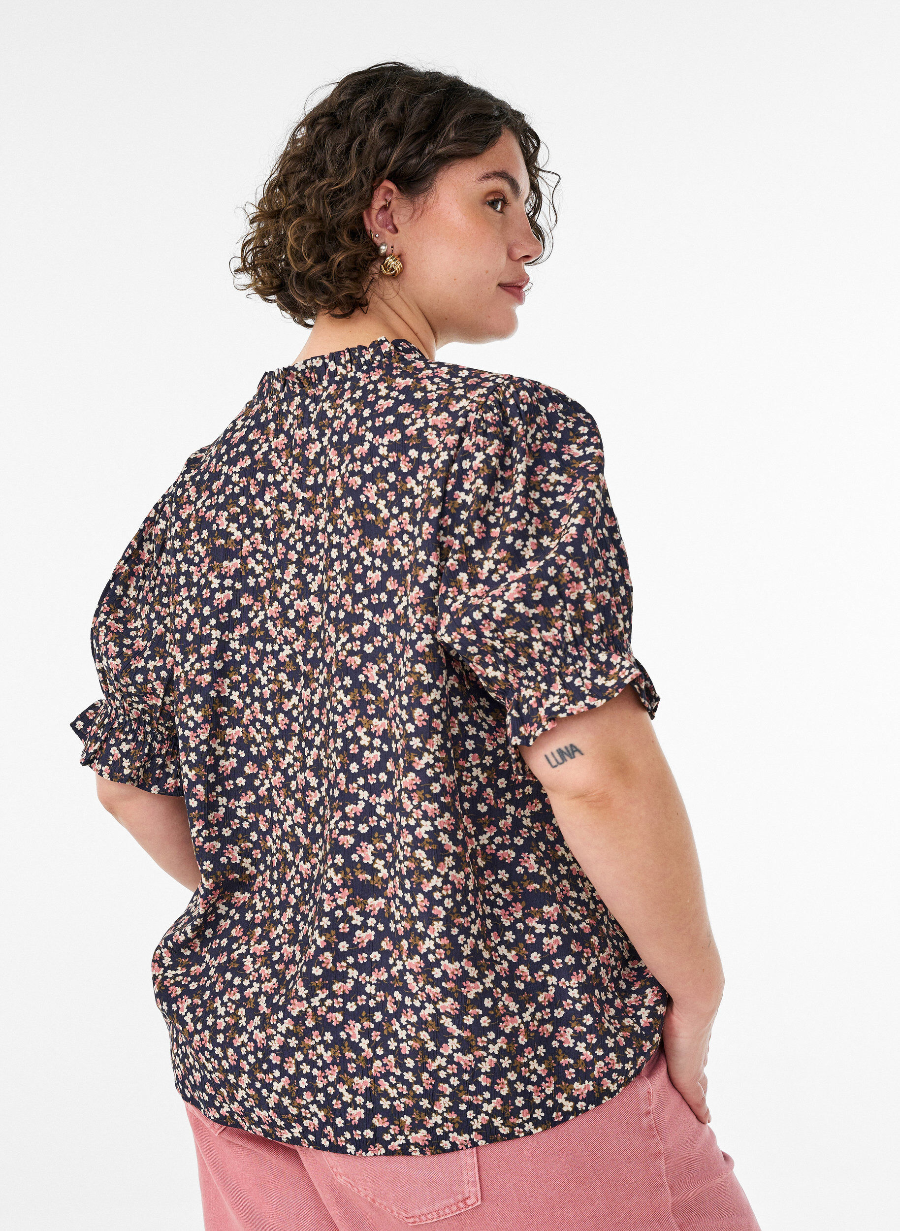 ZizziBlomstret viscosebluse med korte &aelig;rmer og smockdetaljer, Bl&aring;, Model image number 2
