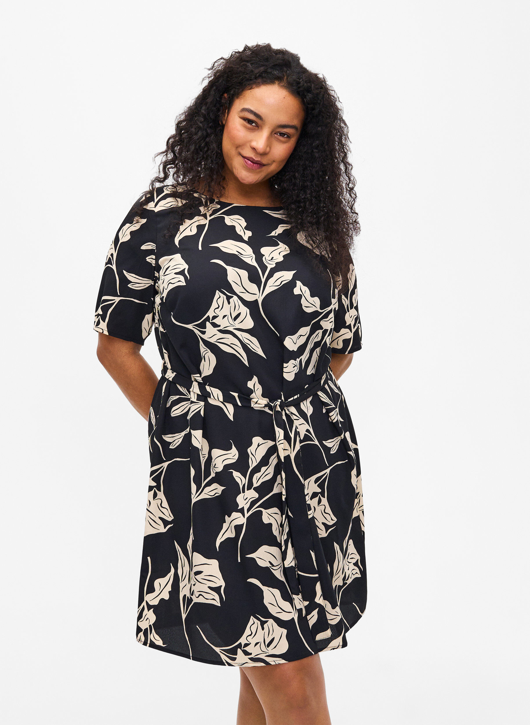 Zizzi FLASH - Kort&aelig;rmet kjole med b&aelig;lte, Black Off White Fl., Model image number 0