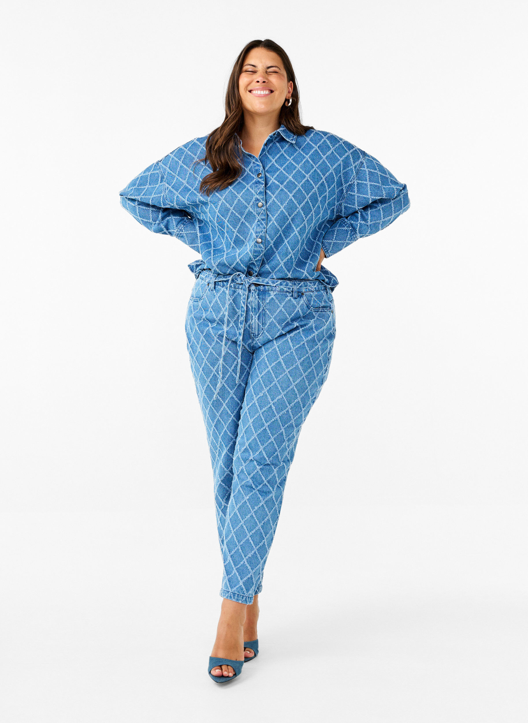 Zizzi Denimskjorte med destroy m&oslash;nster, Blue Denim, Model image number 2