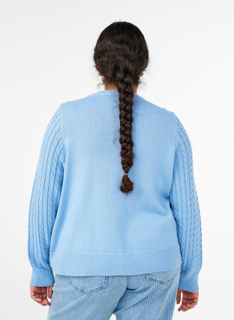 Kabelstrikket cardigan med gyldne knapper, Bl&aring;, Model image number 2