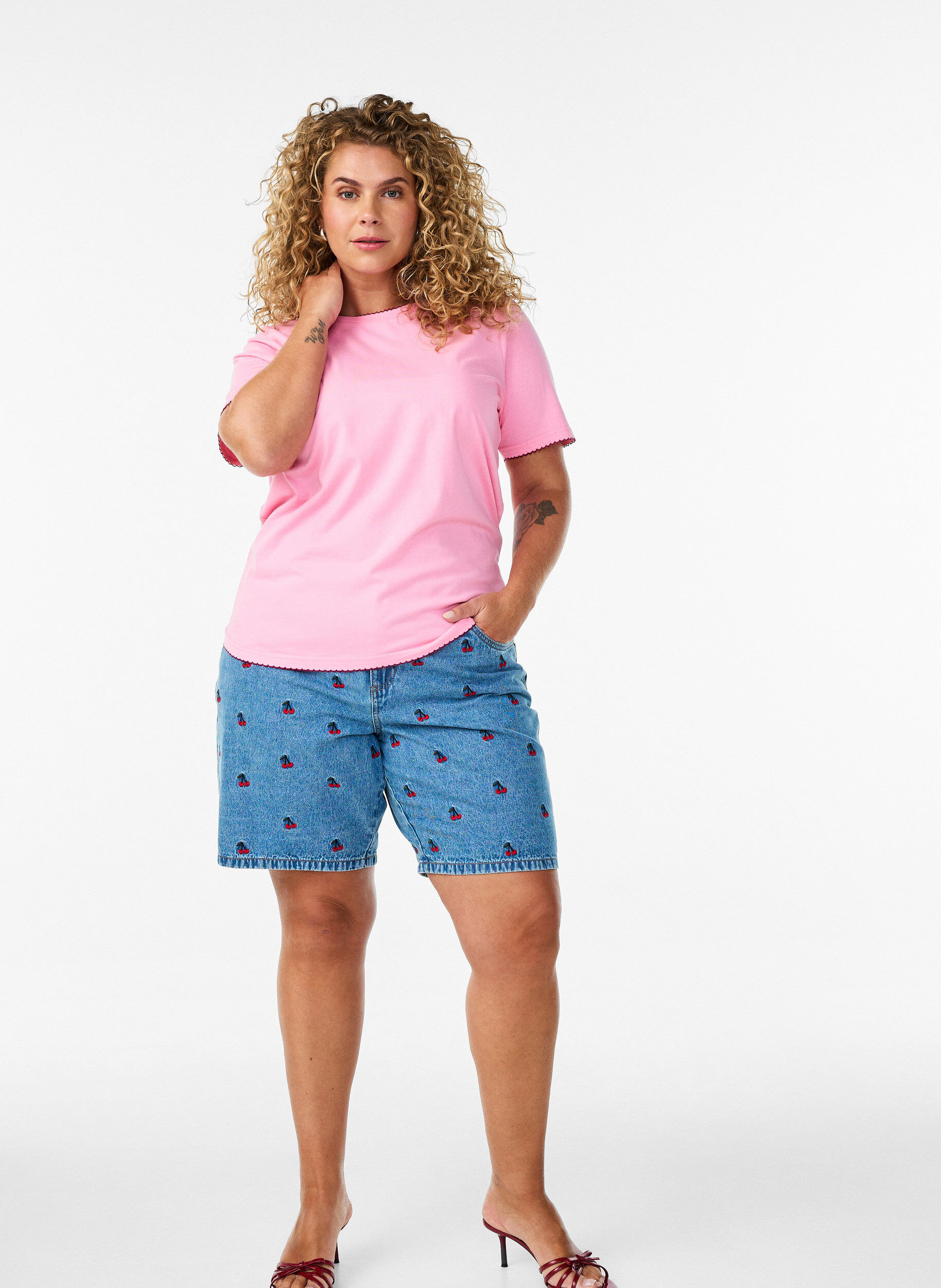 ZizziDenim shorts med broderede motiver, Bl&aring;, Model image number 1
