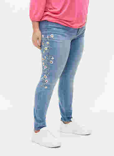 Ekstra slim Sanna jeans med broderidetalje, Light blue, Model image number 2