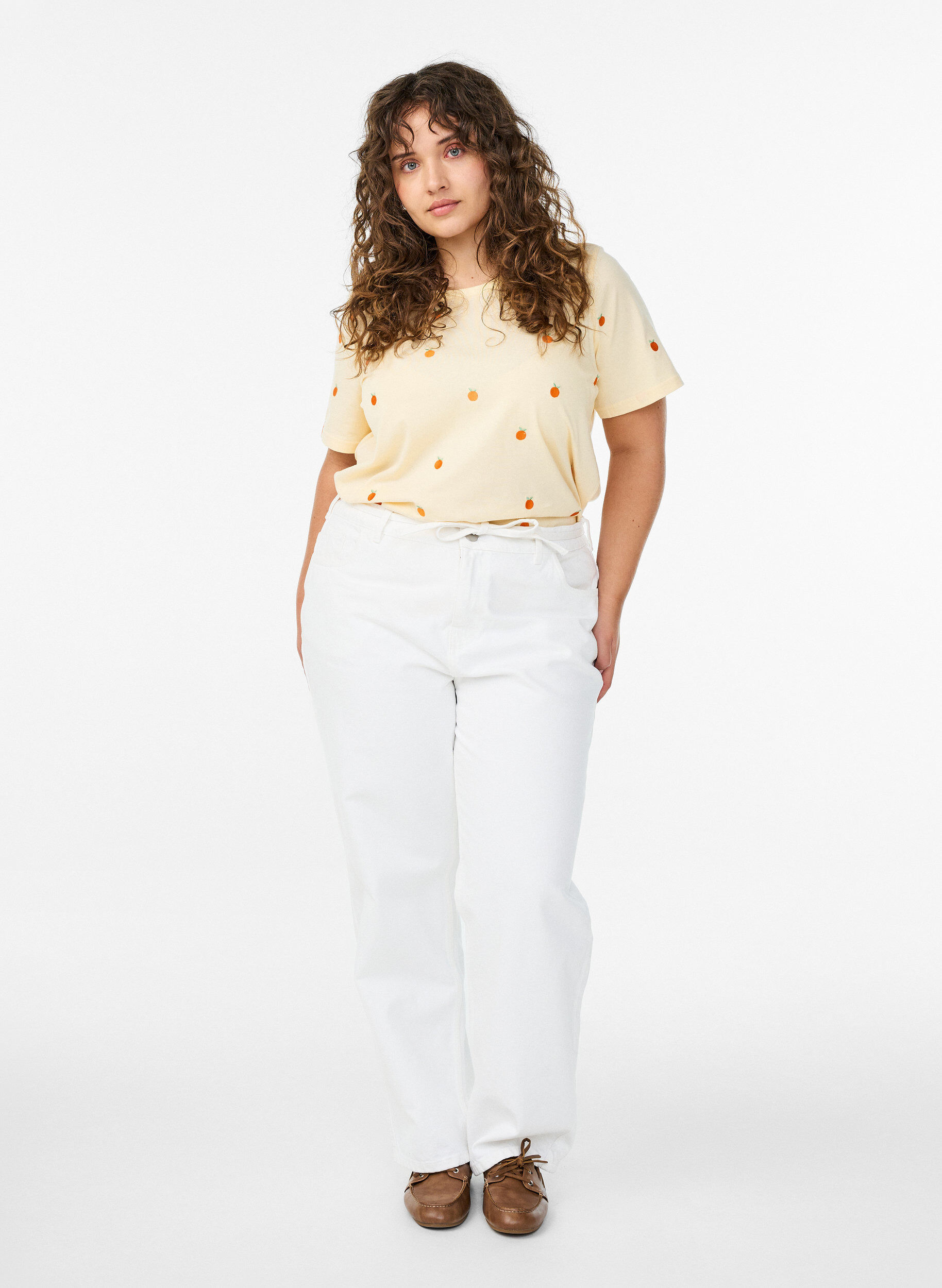 ZizziT-shirt i &oslash;kologisk bomuld med broderede motiver, Gul, Model image number 1