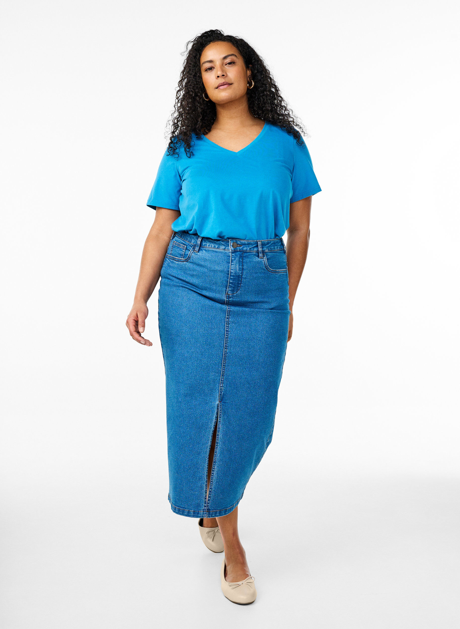 Zizzi FLASH - T-shirt med v-hals, Bl&aring;, Model image number 1