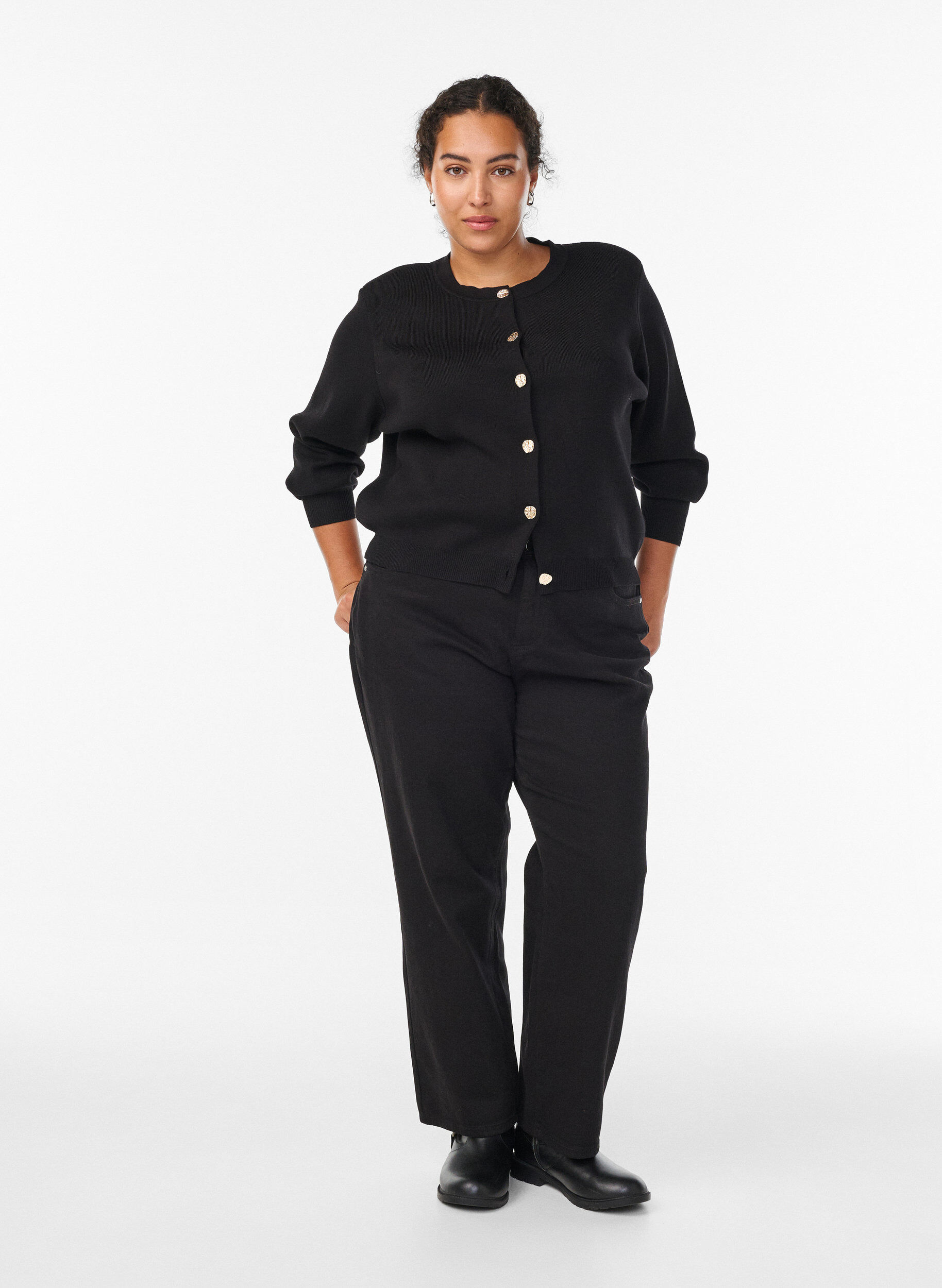 Zizzi Cardigan med dekorative guldknapper, Sort, Model image number 1